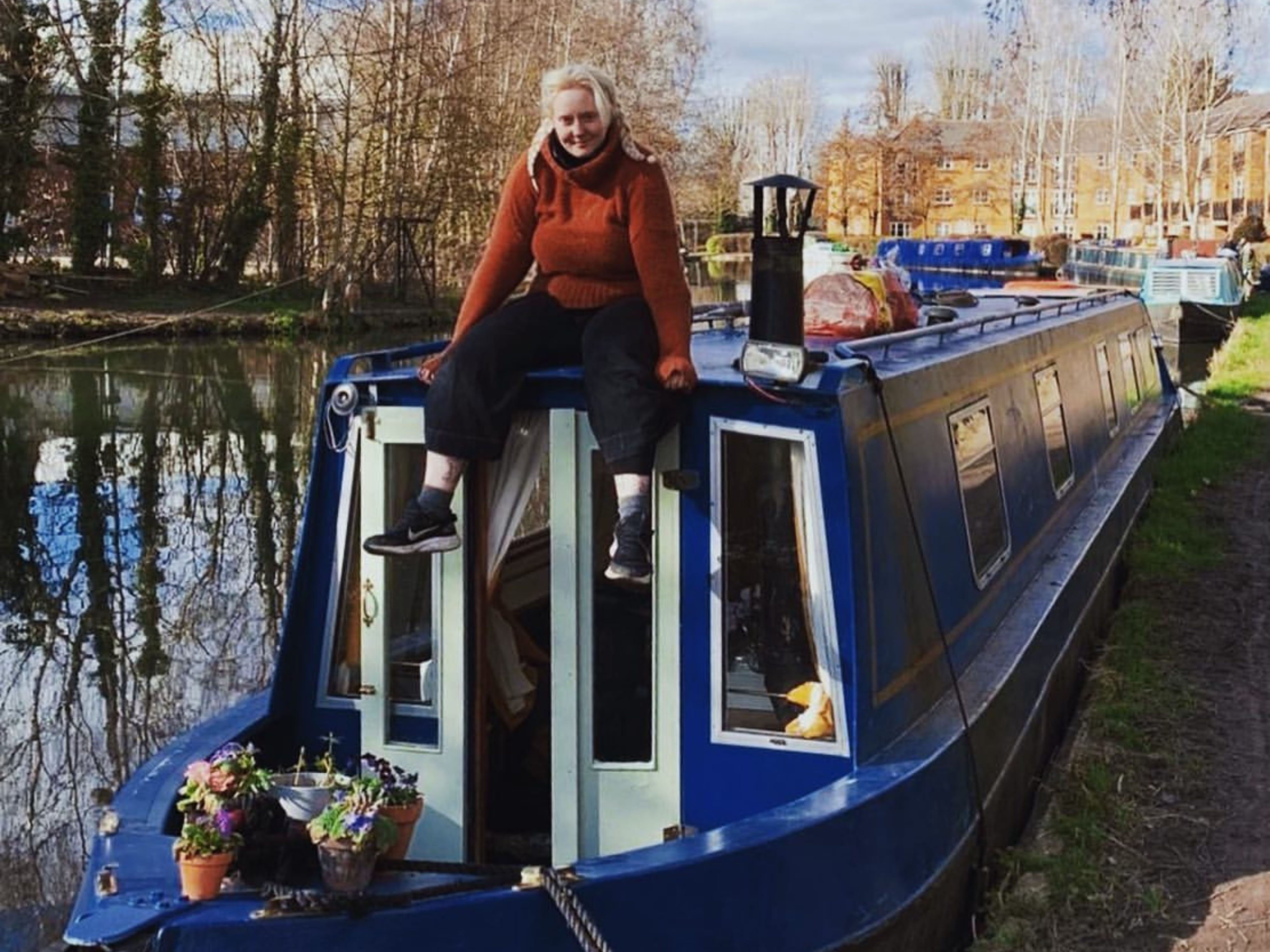 Laura Woodley sitzt auf ihrem Narrowboat.