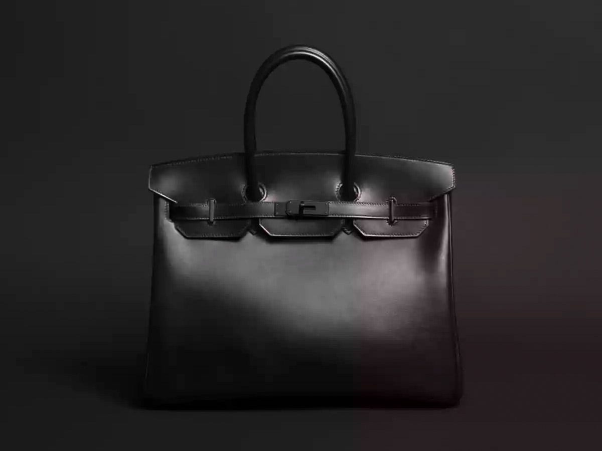 Schwarze Hermès Birkin-Tasche auf schwarzem Hintergrund