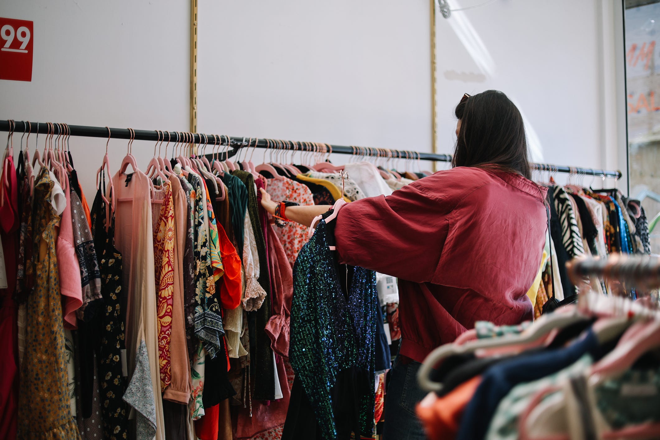 Frau kauft Kleidung in Los Angeles, Kalifornien