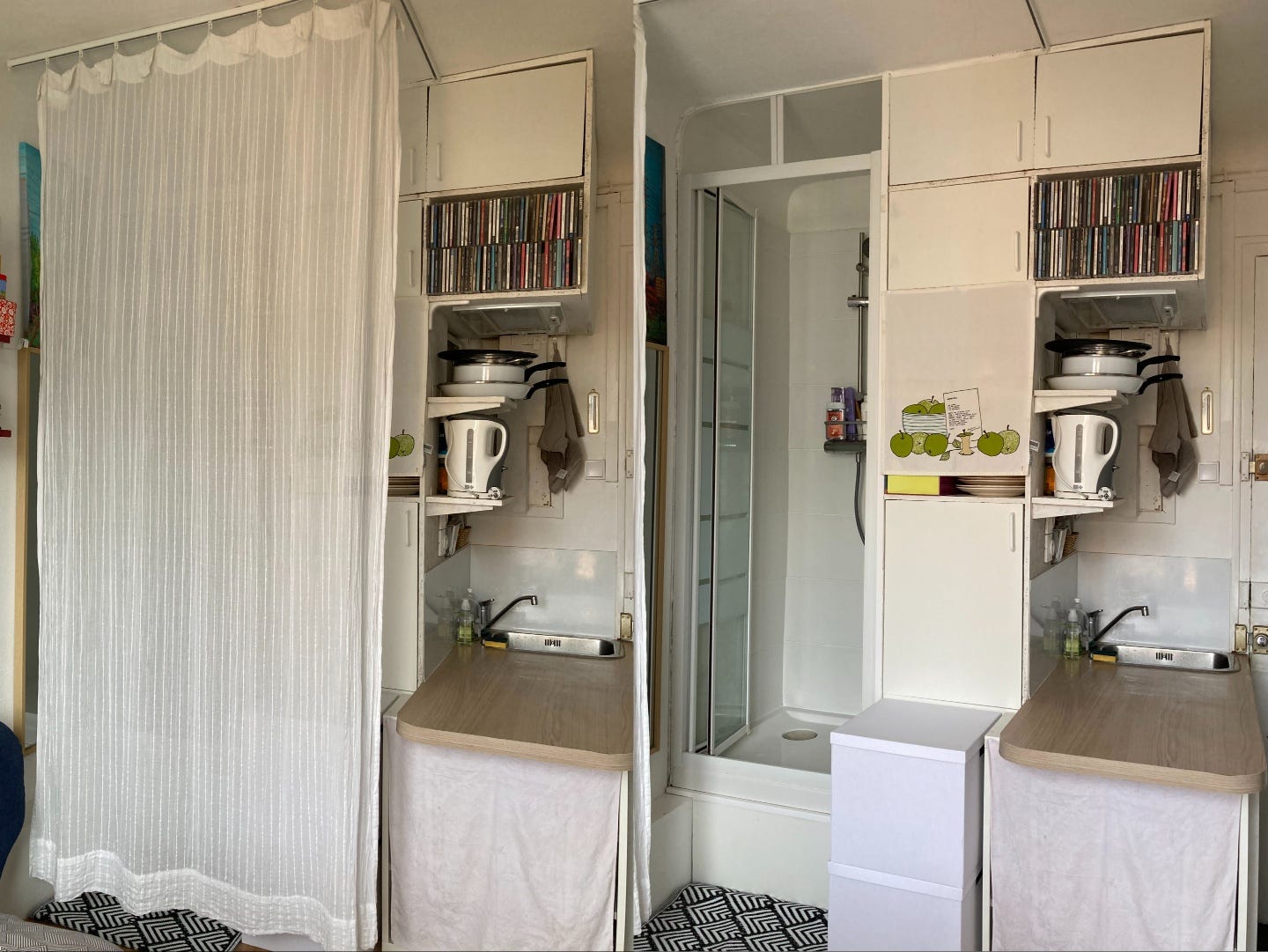 Zusammengesetztes Bild, das die Küchenzeile und eine Dusche zeigt, die hinter einem Vorhang verborgen ist.