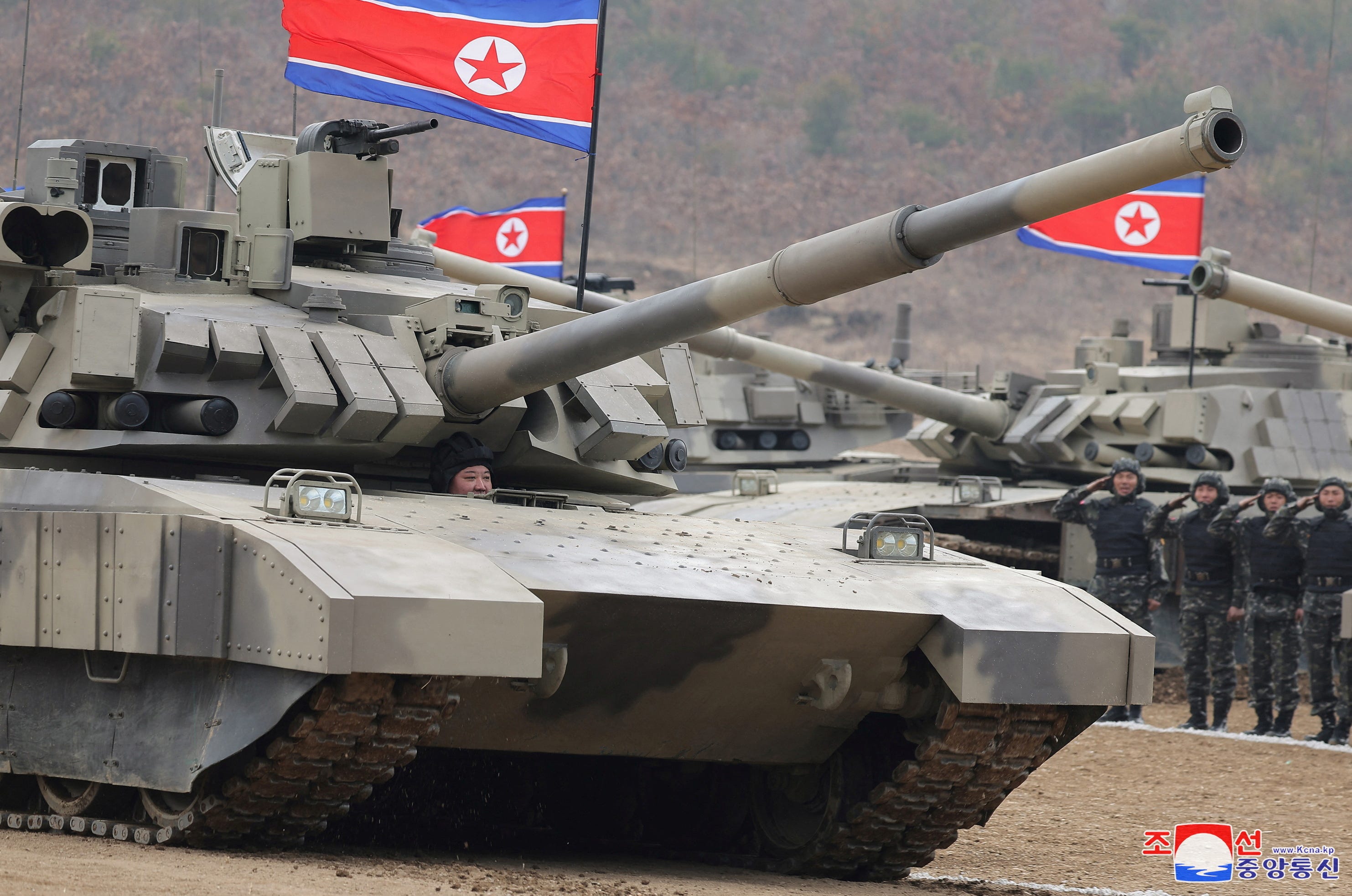 Der nordkoreanische Machthaber Kim Jong Un sitzt während einer Militärdemonstration in einem Panzer.
