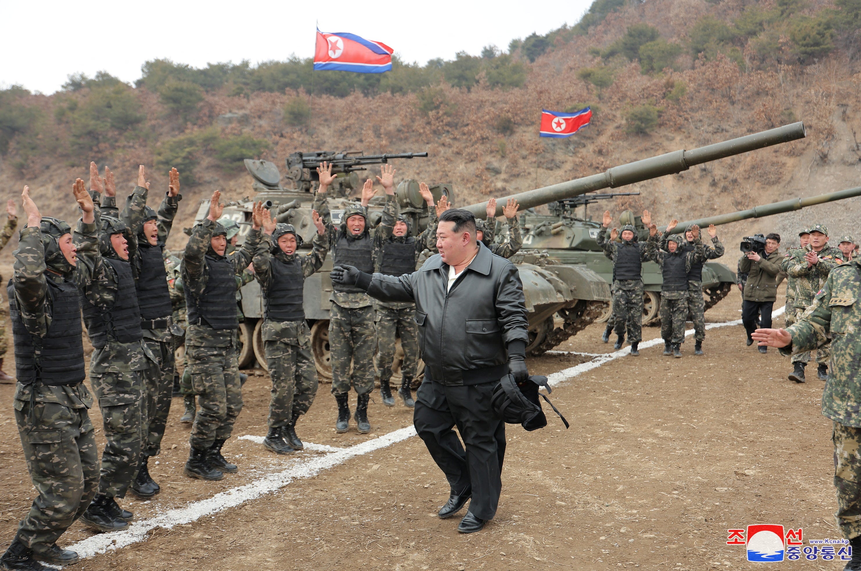Nordkoreas Machthaber Kim Jong Un deutet während einer Militärdemonstration auf Soldaten
