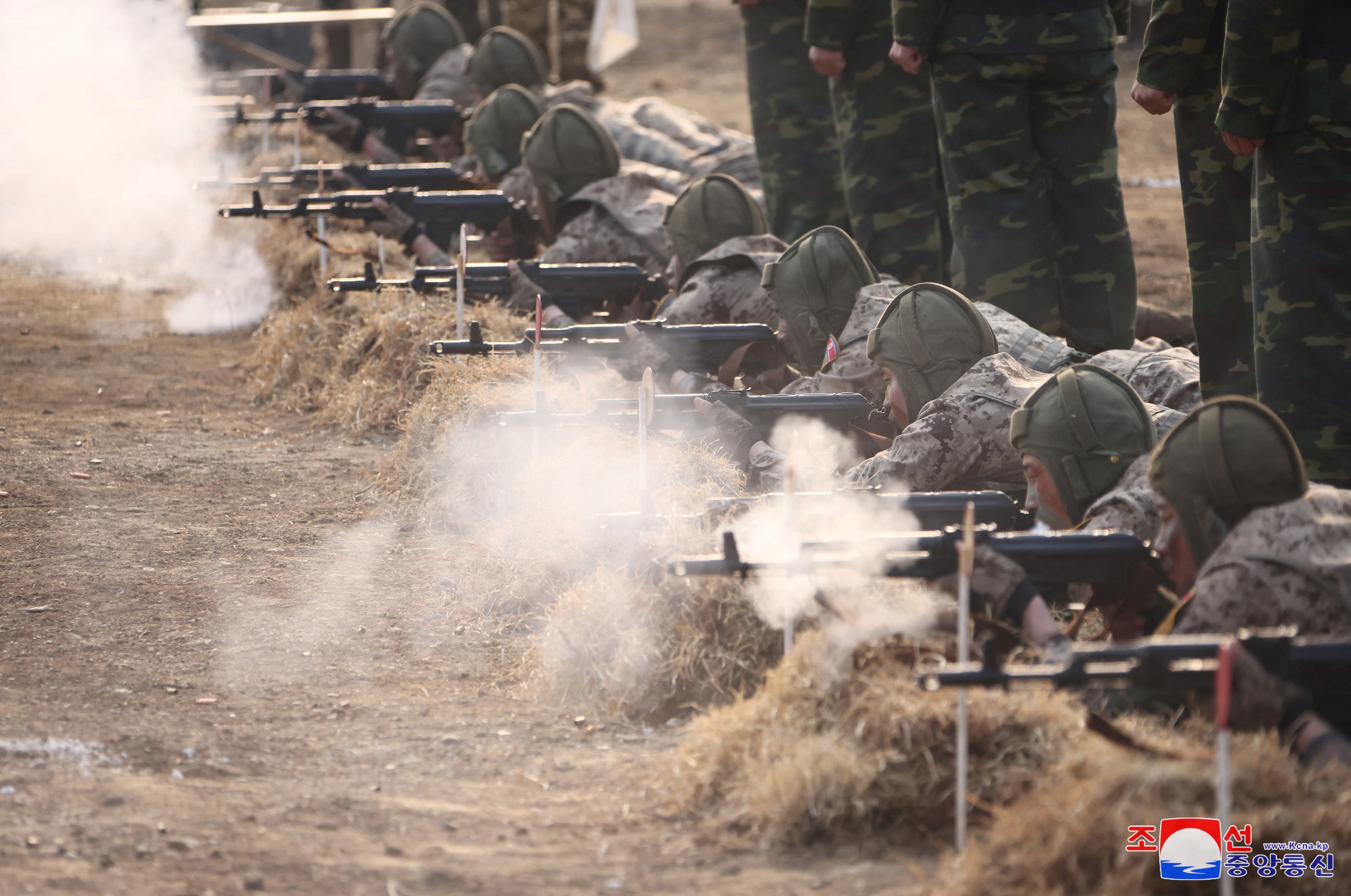 Soldaten nehmen an einer Demonstration während der Ausbildung der Luft- und Amphibienkampfeinheiten der Koreanischen Volksarmee teil.