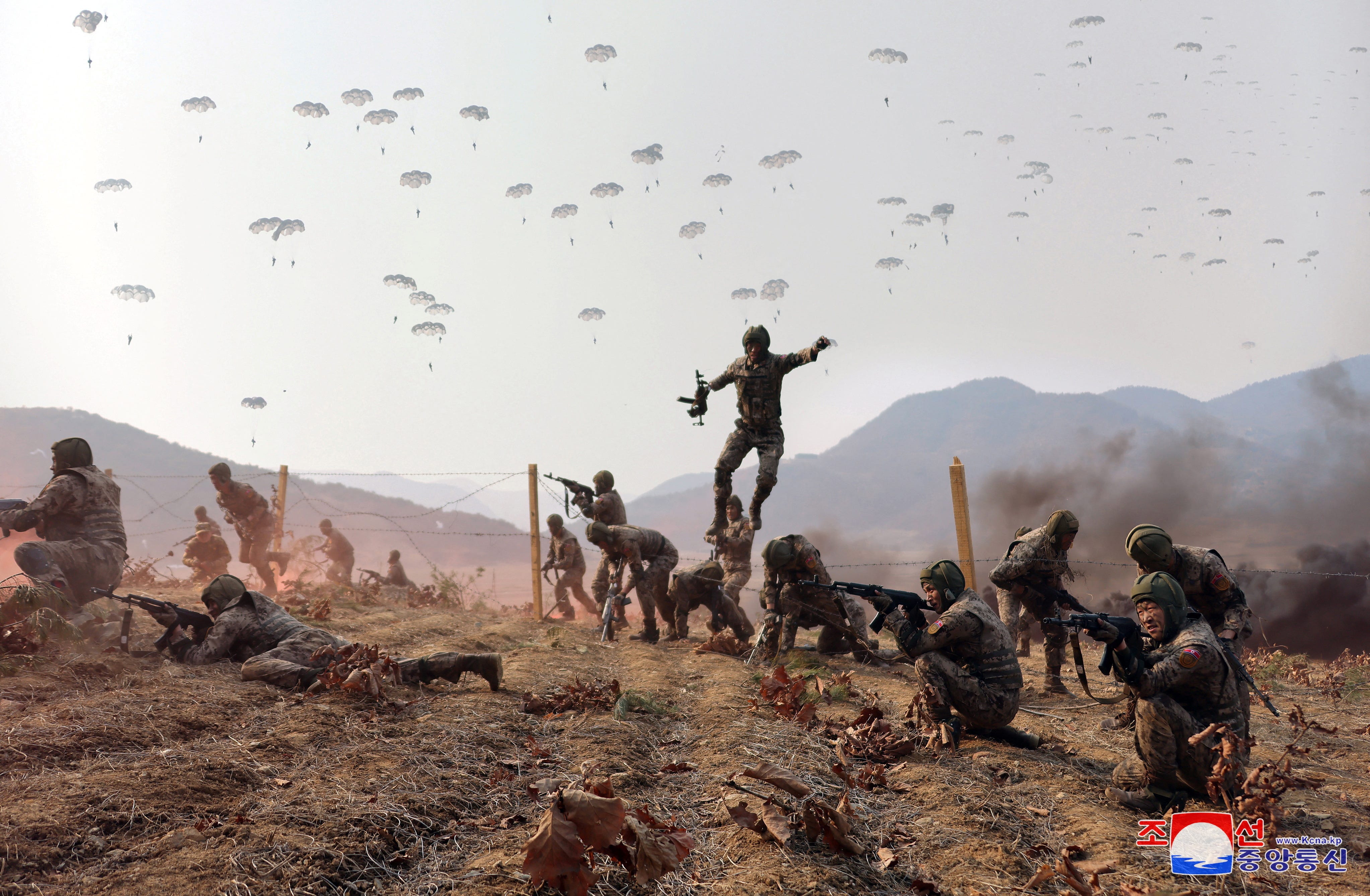 Ein nordkoreanischer Soldat springt während einer militärischen Ausbildung zusammen mit anderen Soldaten in die Luft.