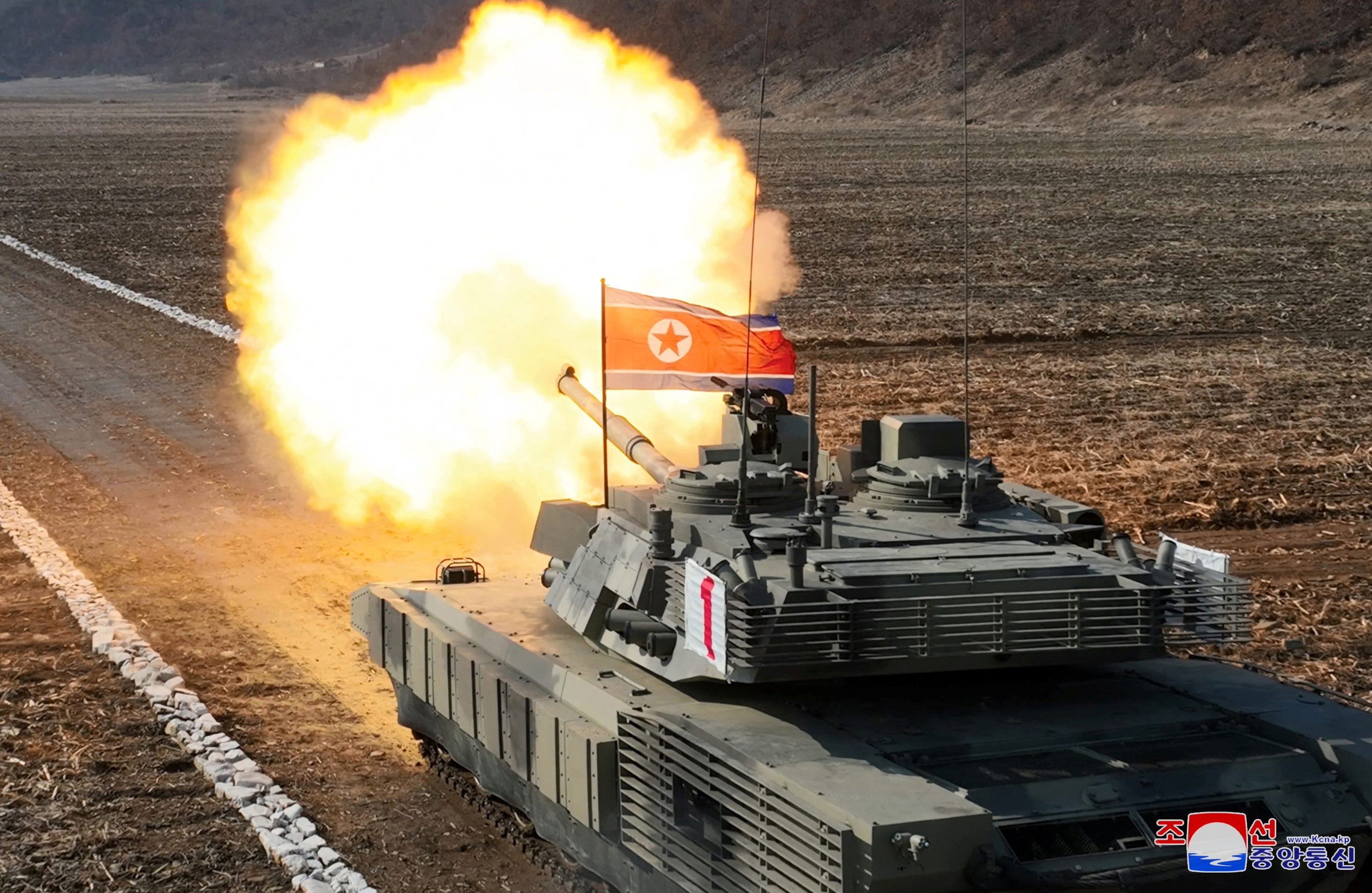Ein nordkoreanischer Panzer feuert während einer Militärdemonstration ab.