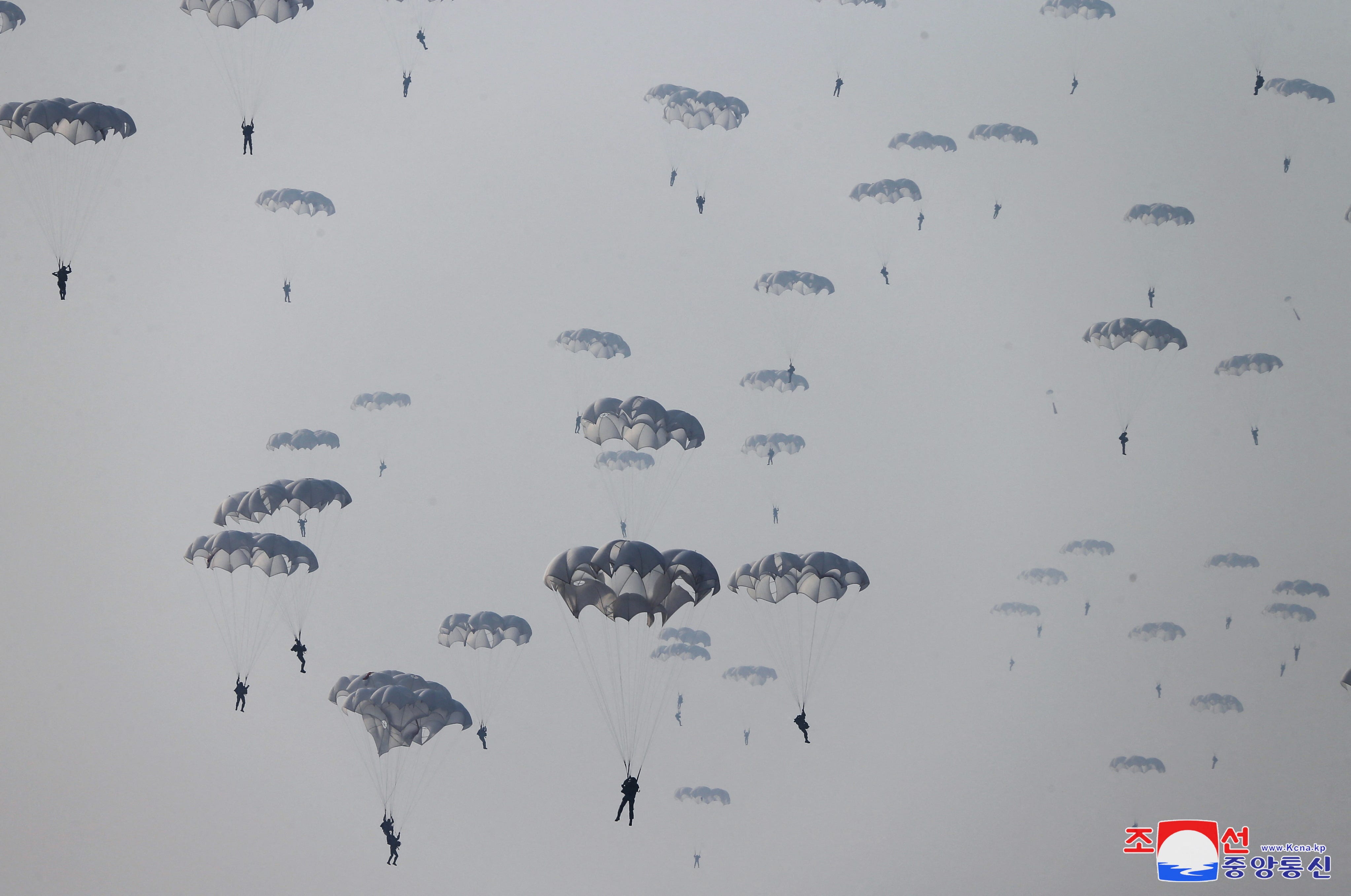 Während einer Demonstration während der Ausbildung der Luft- und Amphibienkampfeinheiten der Koreanischen Volksarmee werden Soldaten beim Fallschirmspringen am Himmel gesehen.