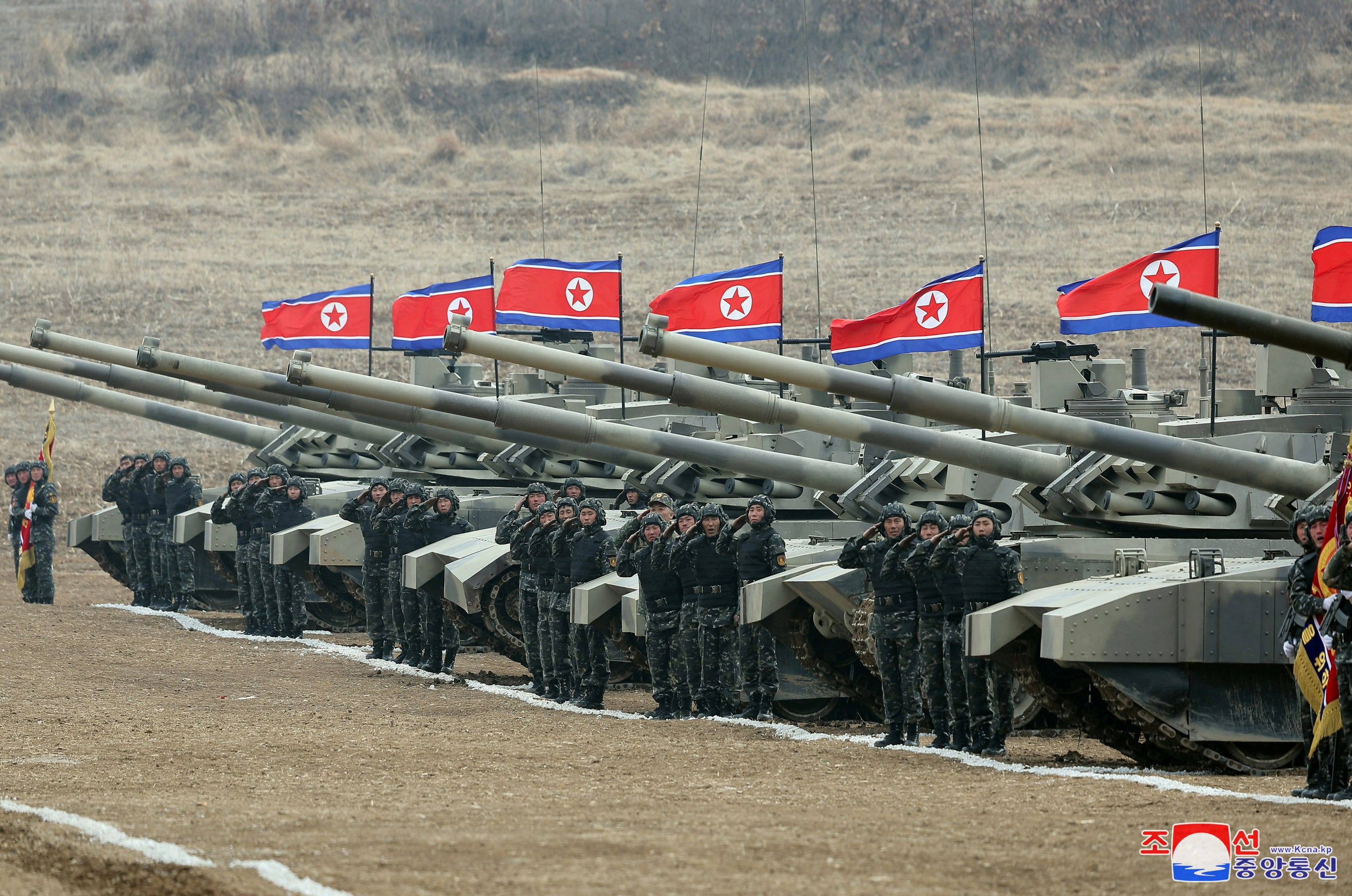 Militärangehörige salutieren während einer Militärdemonstration mit Panzereinheiten in Nordkorea.