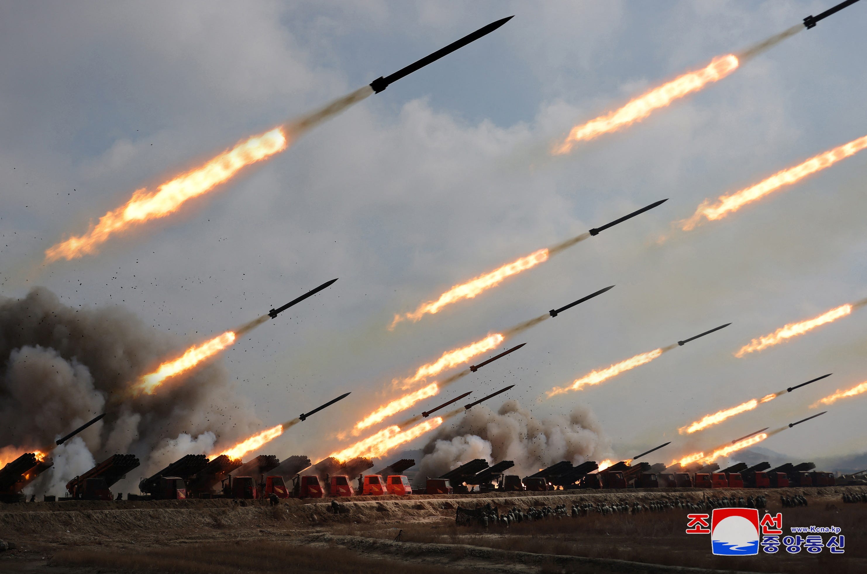 Die Koreanische Volksarmee führt eine Artillerie-Schießübung durch.