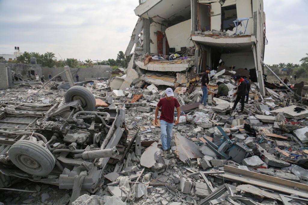 Nachwirkungen des nächtlichen israelischen Bombardements westlich des Flüchtlingslagers Nuseirat im zentralen Gazastreifen am 16. März 2024, inmitten anhaltender Kämpfe zwischen Israel und der militanten Gruppe Hamas.