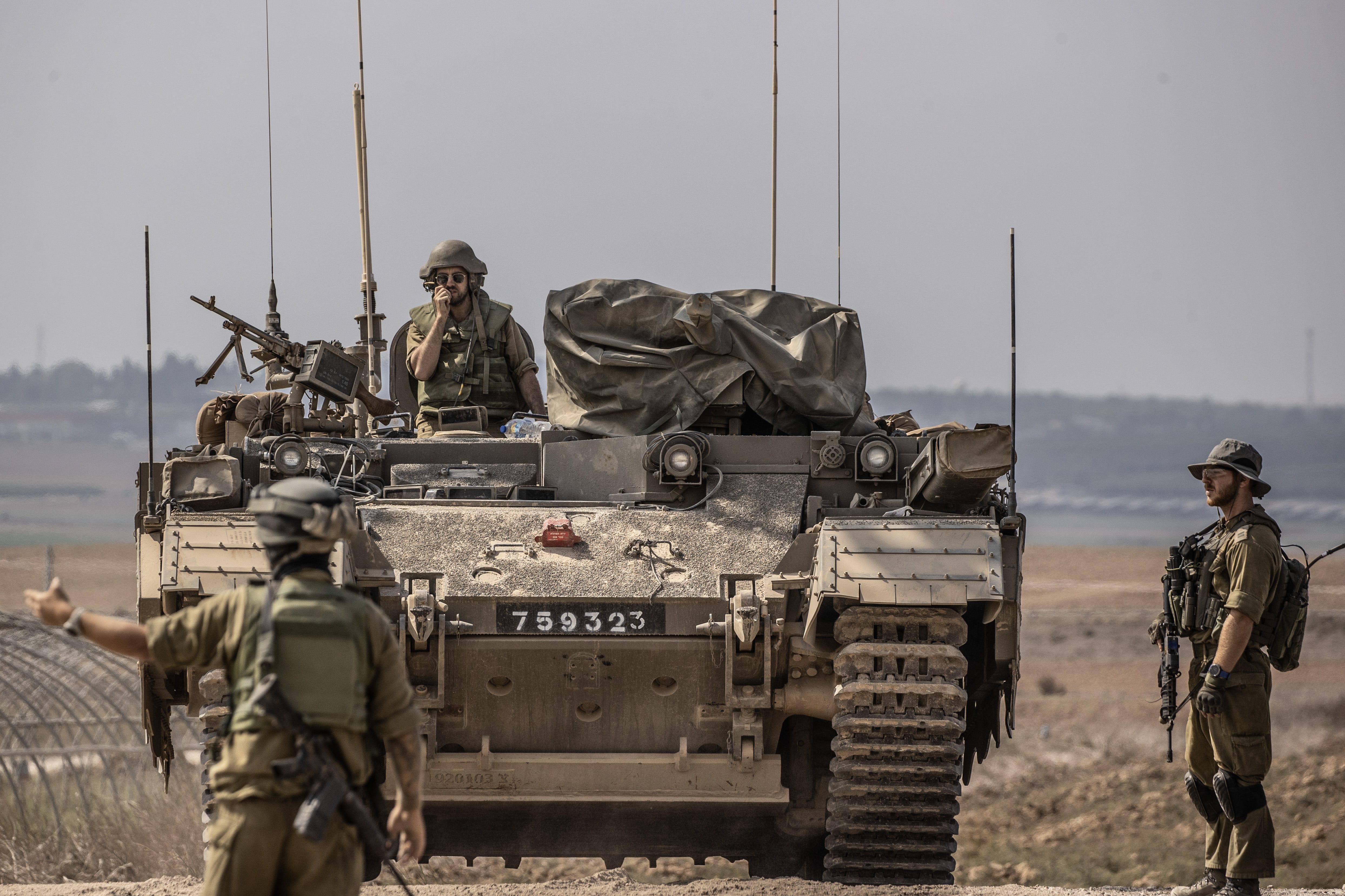 Israel stationiert am 14. Oktober 2023 weiterhin Soldaten, Panzer und gepanzerte Fahrzeuge in der Nähe der Gaza-Grenze in Sderot, Israel.