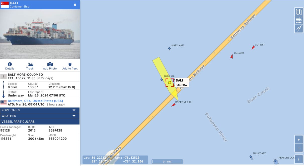 Ein Screenshot von VesselFinder.com, der das unter der Flagge Singapurs fahrende Dali-Frachtschiff unter dem Baltimore Beltway zeigt.