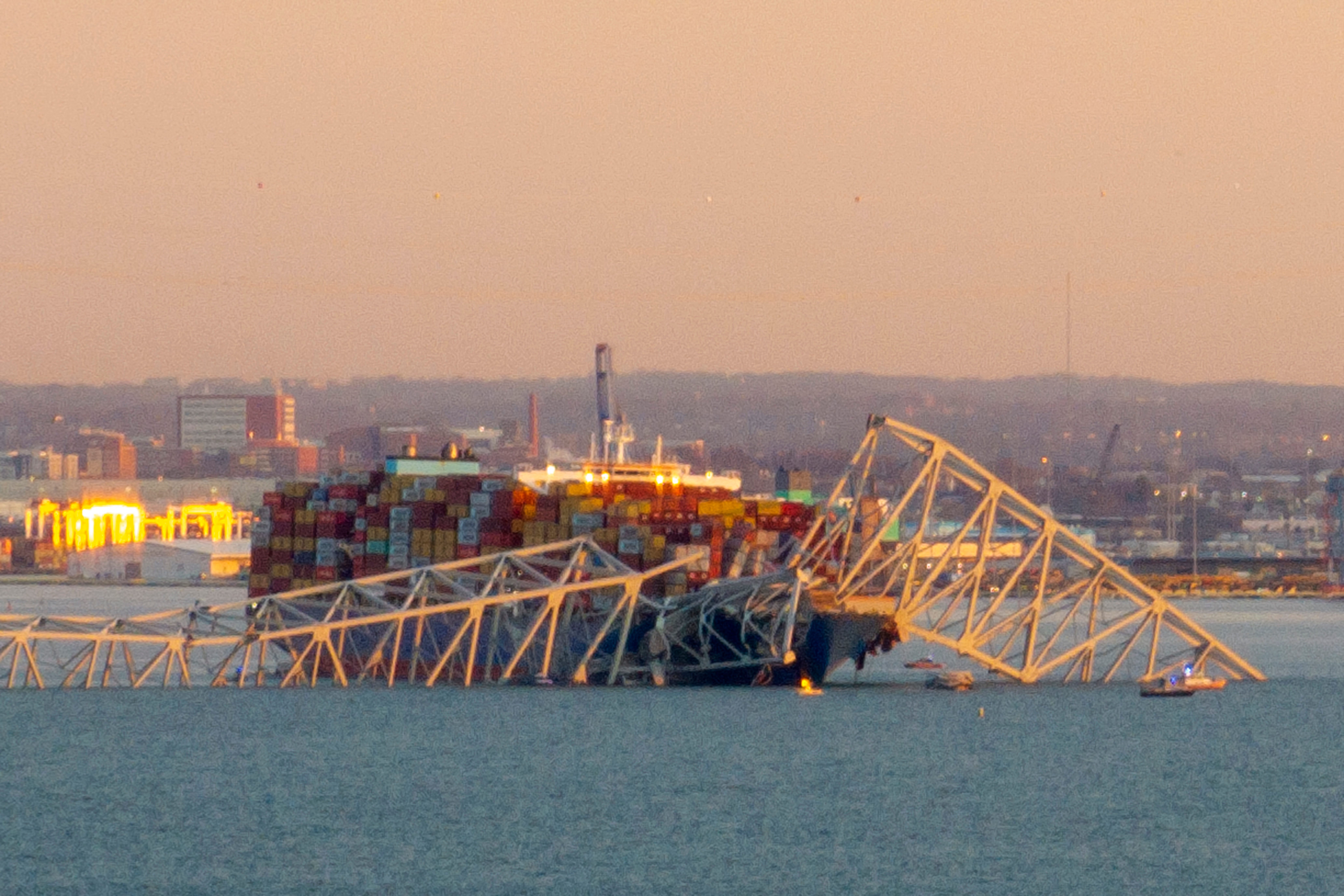 Die Überreste der Francis Scott Key Bridge in Baltimore, nachdem sie am Dienstag von einem Containerschiff getroffen wurde.
