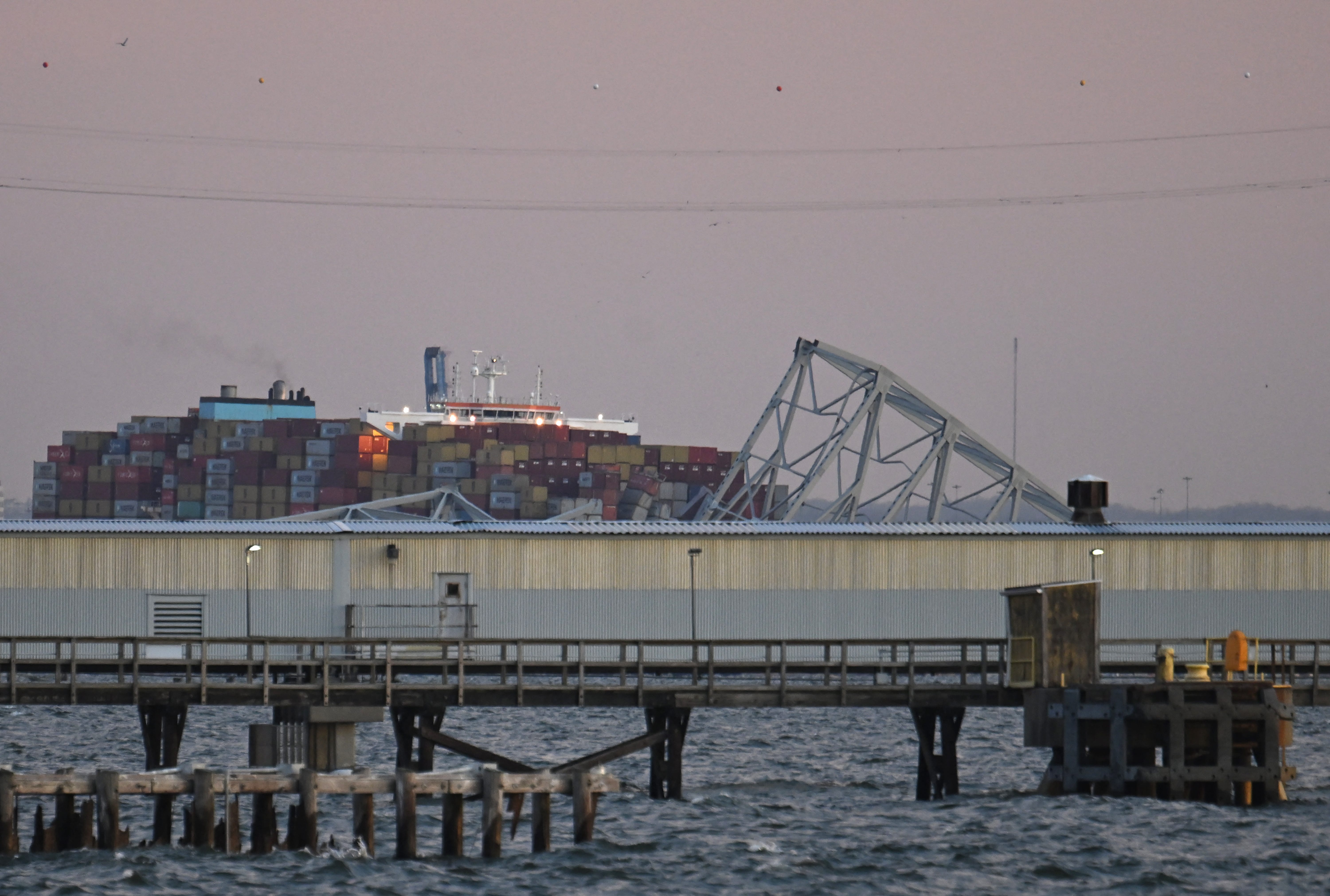 Die Francis-Scott-Key-Brücke in Baltimore stürzte ein, nachdem sie am Dienstag von einem Containerschiff getroffen worden war.