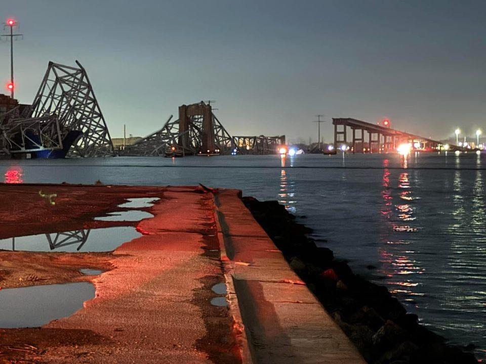 Ein Blick auf die einstürzende Francis Scott Key Bridge in Baltimore am 26. März 2024.
