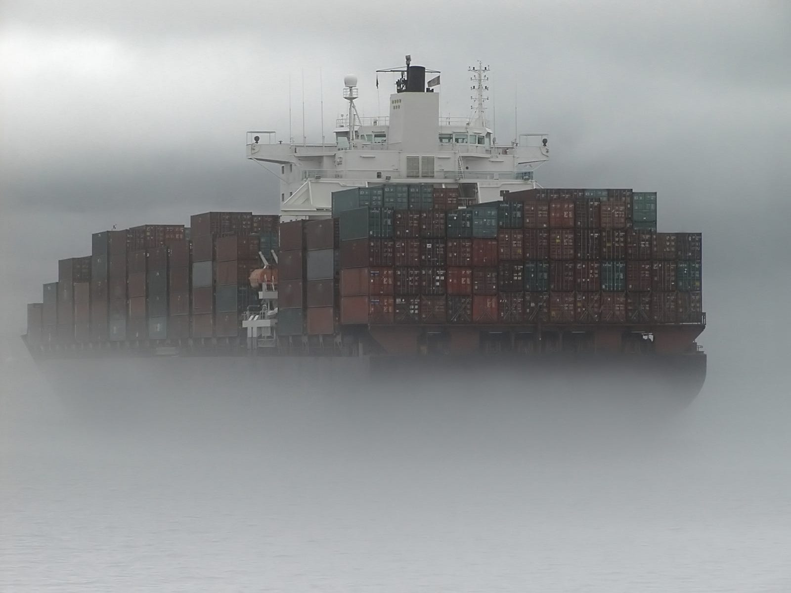 Frachtschiff durch Nebel gesehen