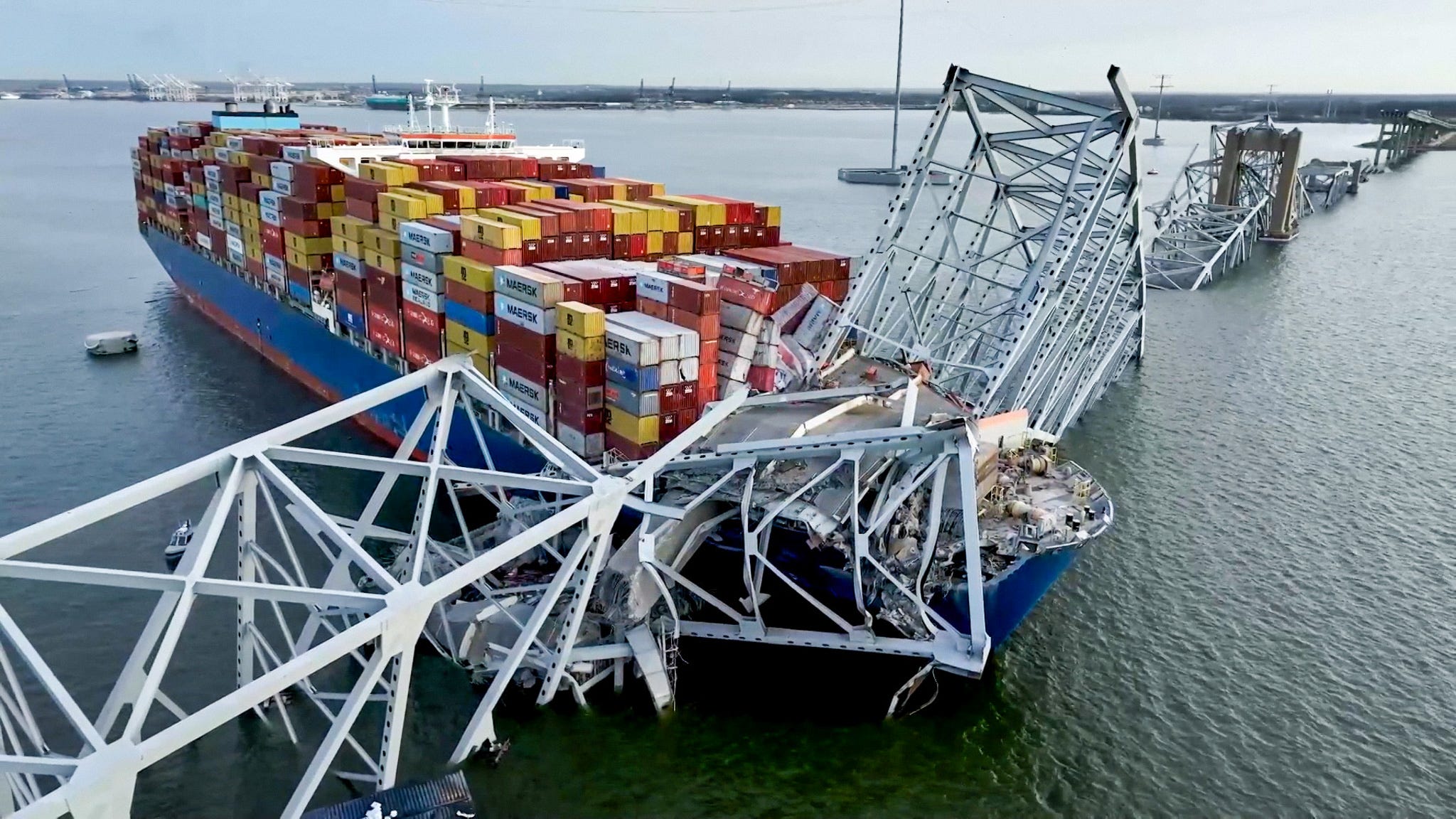 Drohnenaufnahmen zeigen die Folgen der Kollision des Dali-Containerschiffs mit der Francis Scott Key Bridge in Baltimore, Maryland, am 26. März 2024.