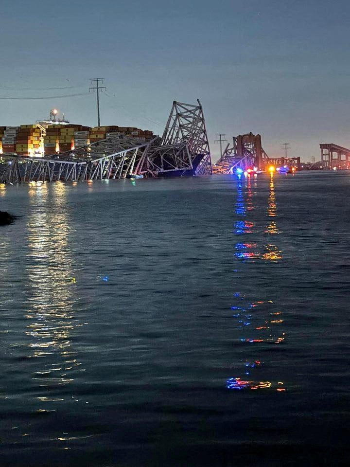 Ein Blick auf das unter Singapur-Flagge fahrende Containerschiff „Dali“, nachdem es mit einem Pfeiler der Francis Scott Key Bridge in Baltimore, Maryland, USA, kollidierte, auf diesem am 26. März 2024 veröffentlichten Bild.