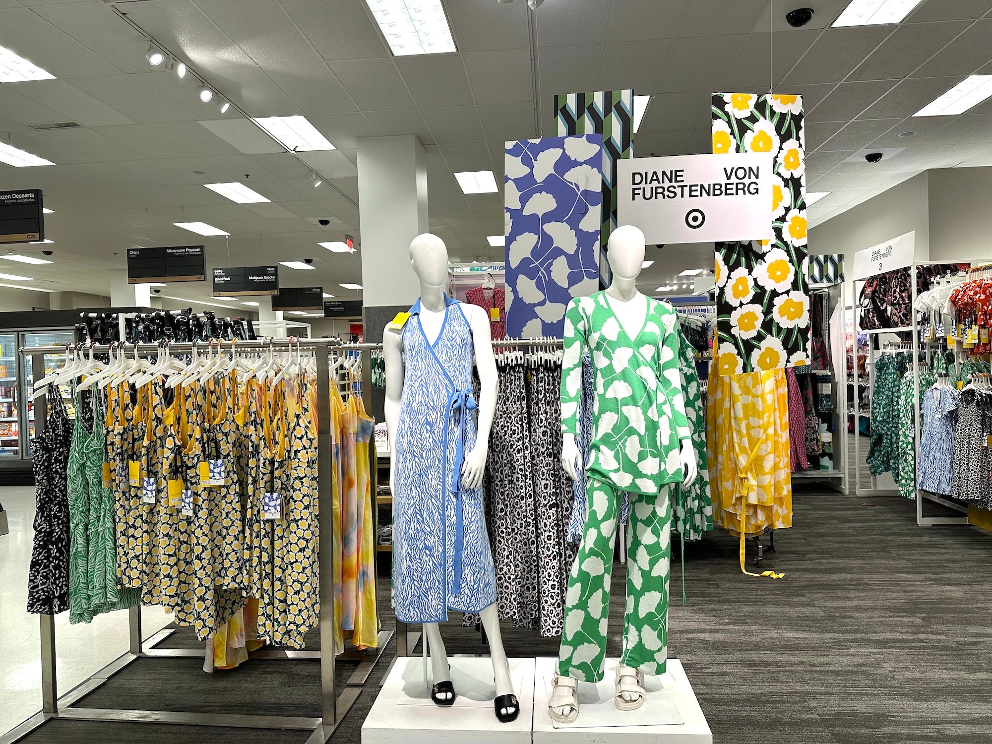 Eine Kleiderausstellung in Target mit einem „Diane Von Furstenberg“-Schild darüber.