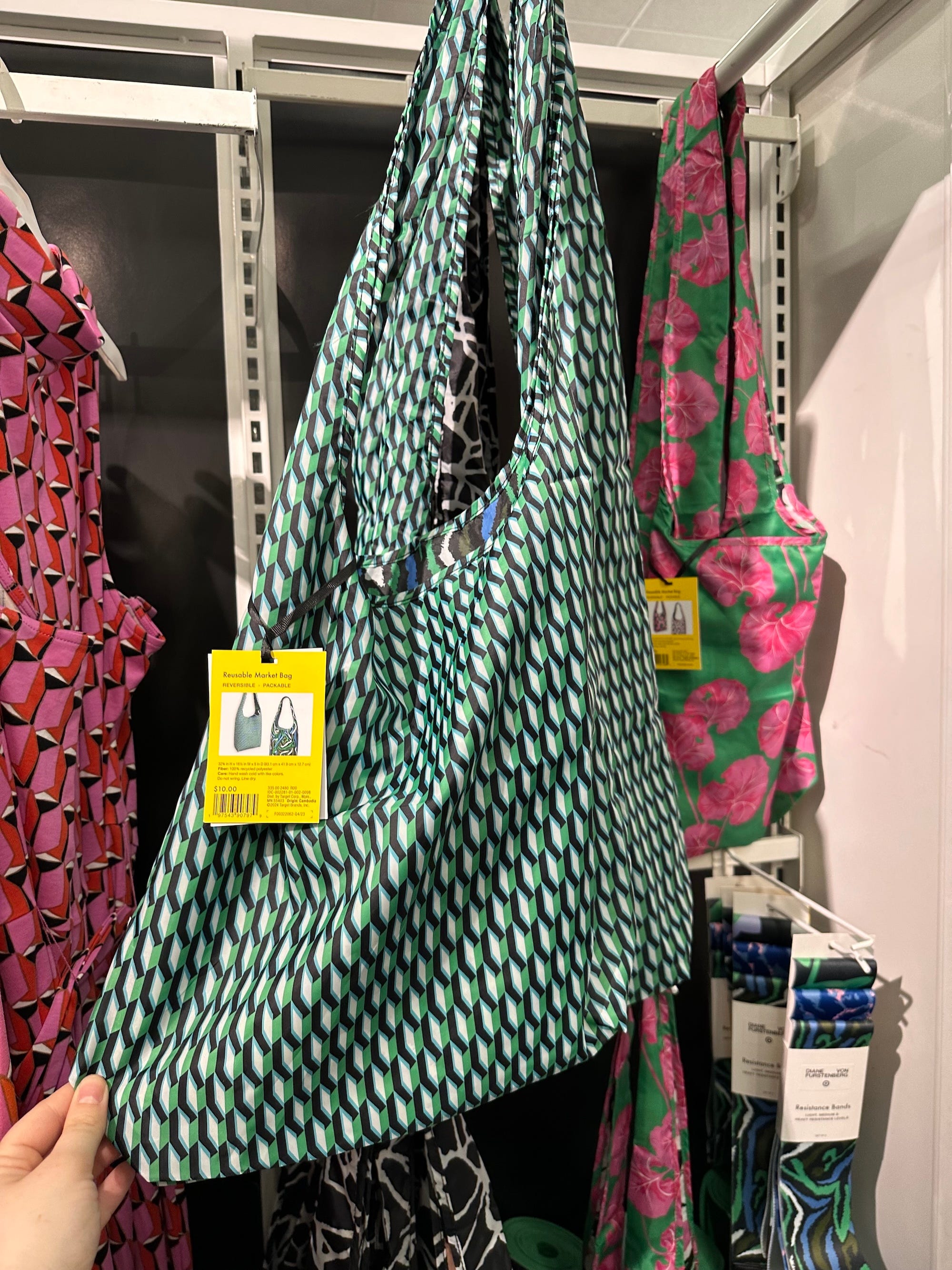 Eine grüne Einkaufstasche steht auf einem Regal in einem Geschäft.