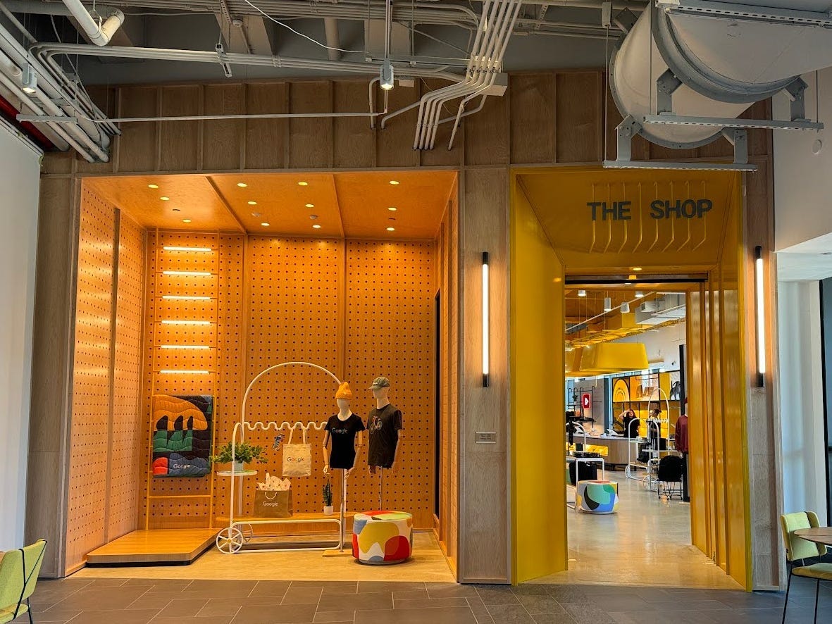 Schaufensterpuppen mit Hüten am Eingang des Google-Merchandise-Shops