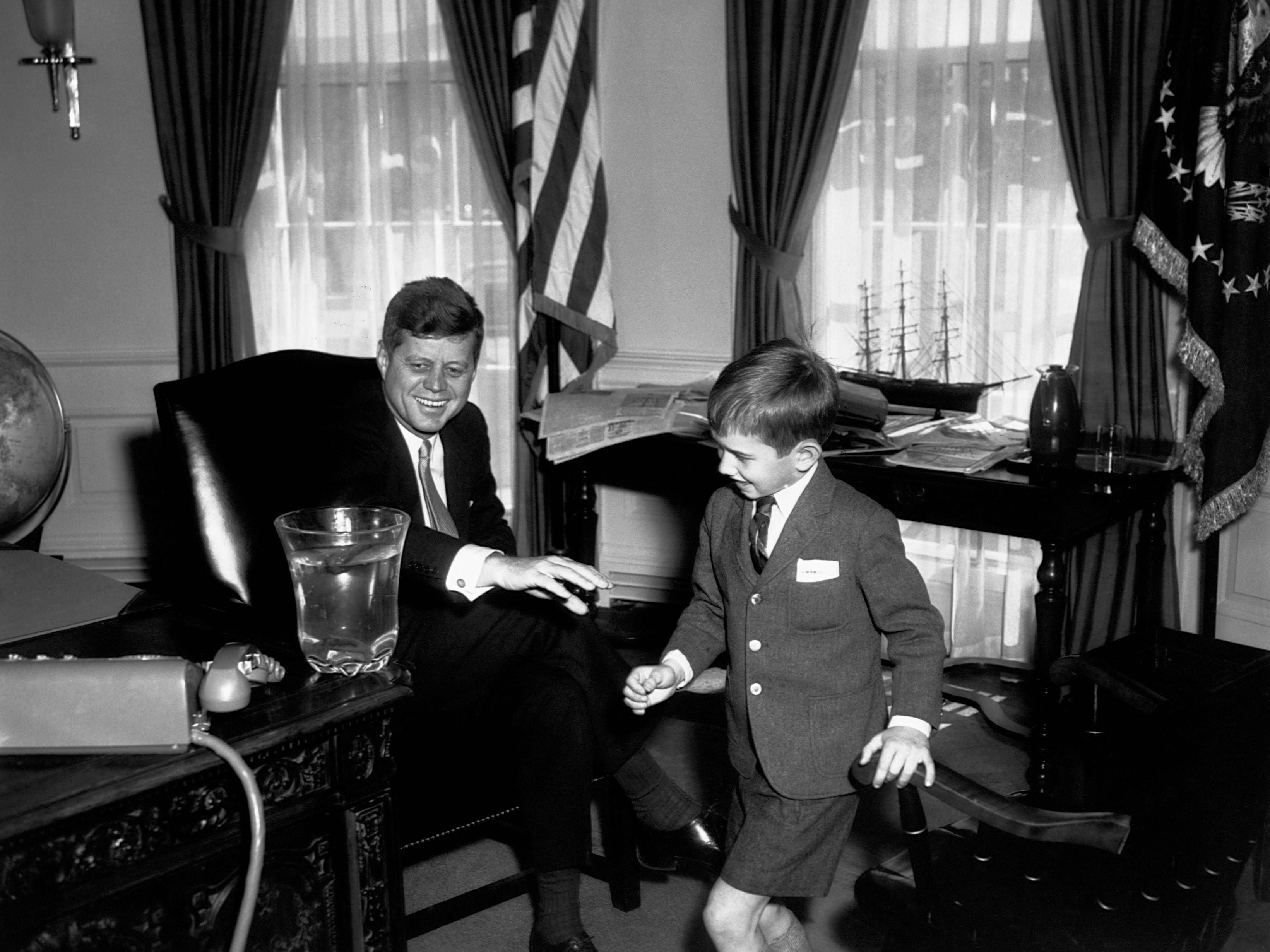Präsident Kennedy mit seinem Neffen Robert F. Kennedy Jr. im Oval Office.