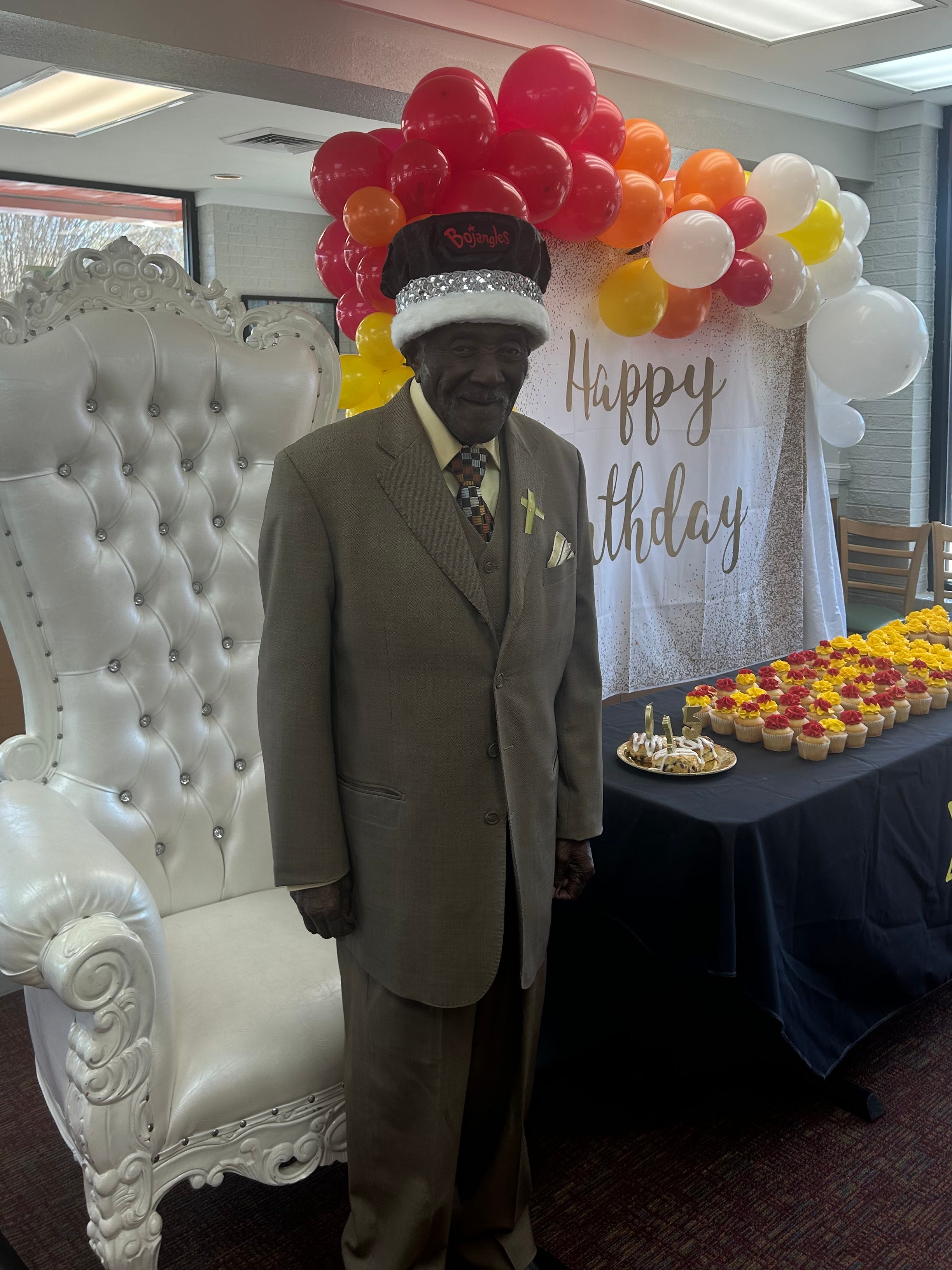 Ein Foto von Charlie Lentz bei den Feierlichkeiten zu seinem 105. Geburtstag in einem Bojangles-Restaurant in Winston-Salem, North Carolina, im März 2024