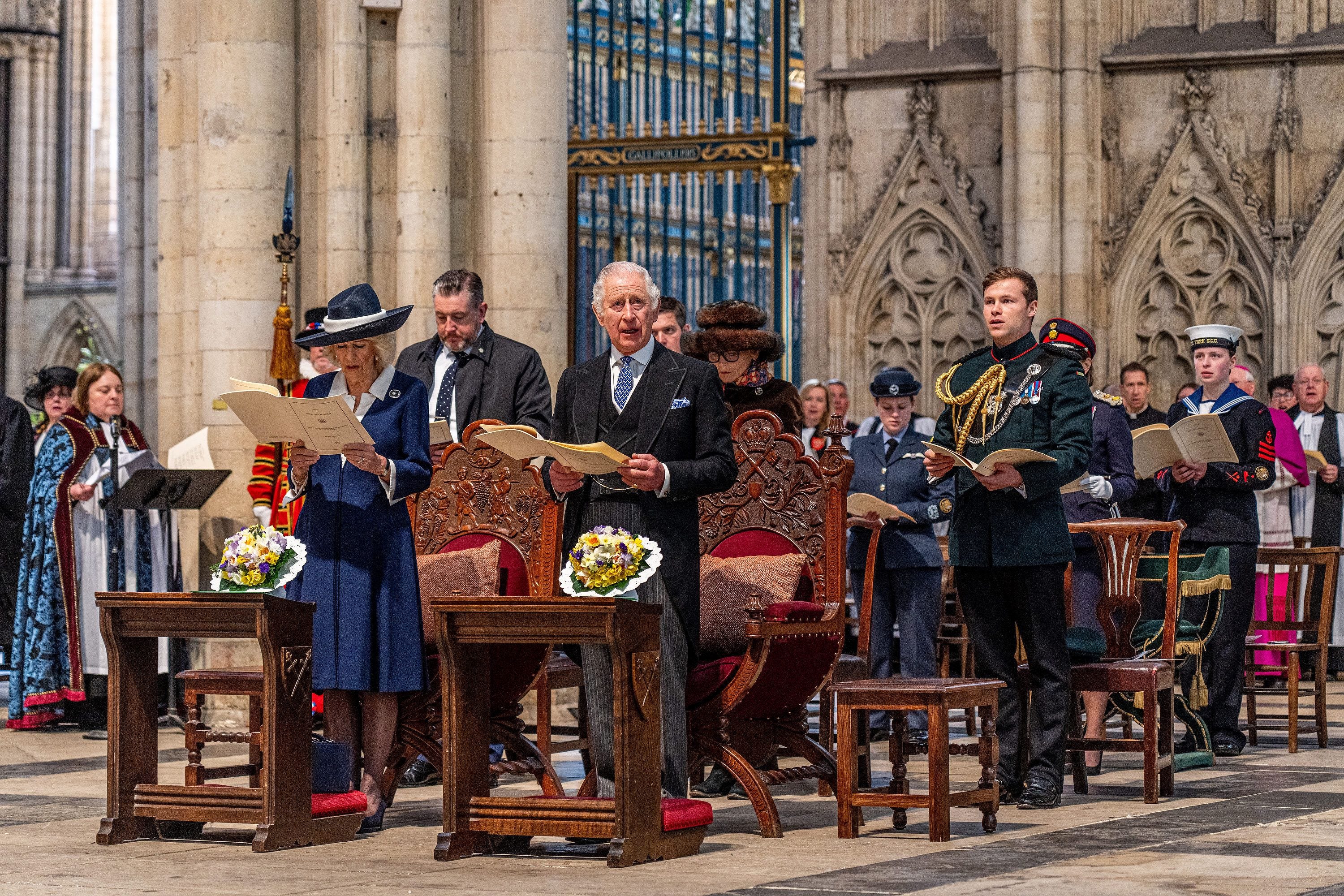 König Charles III. und Königin Camilla nehmen 2023 am Royal Maudy Service teil.