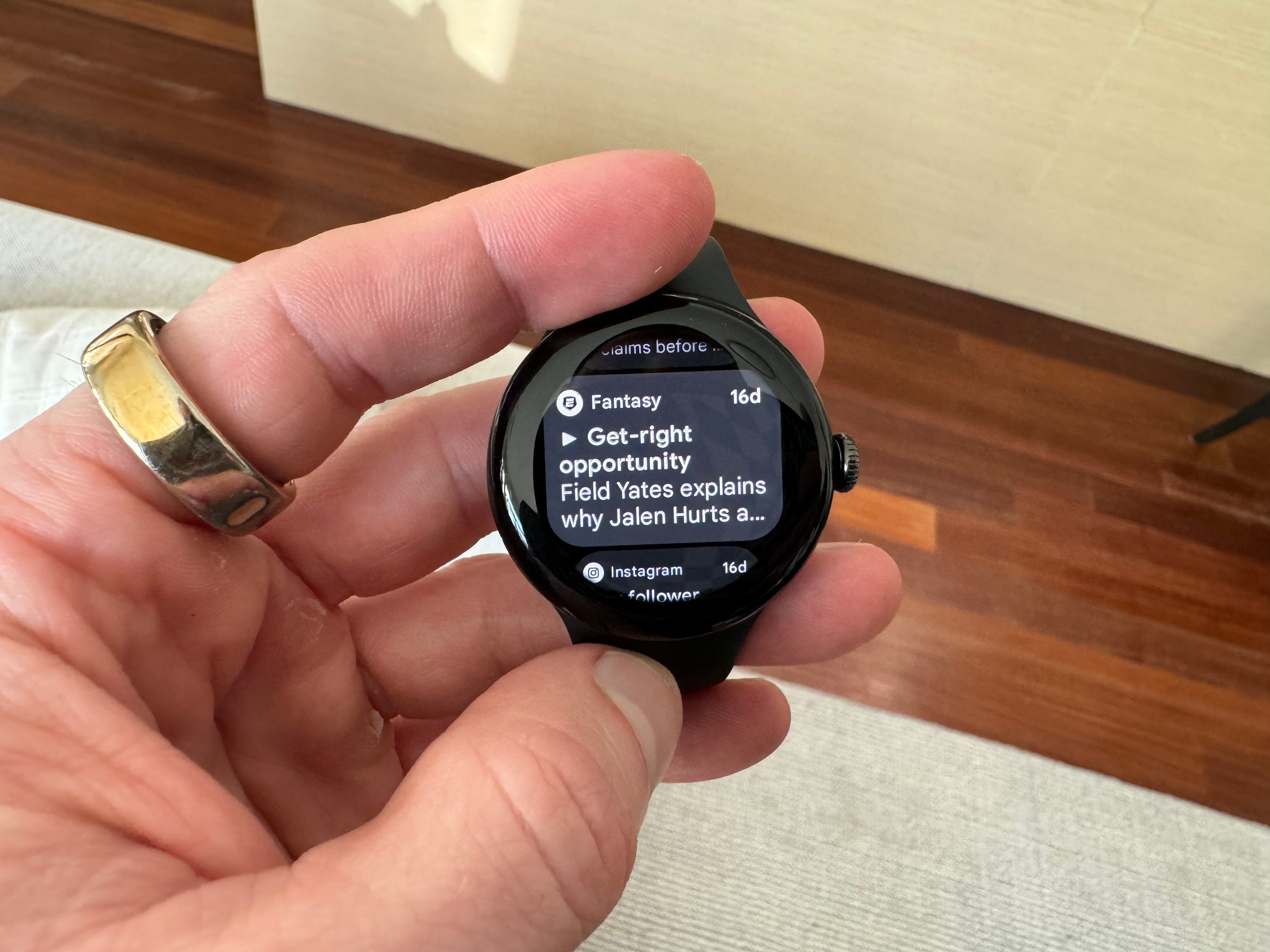 Eine App-Benachrichtigung auf dem Bildschirm einer Pixel Watch 2