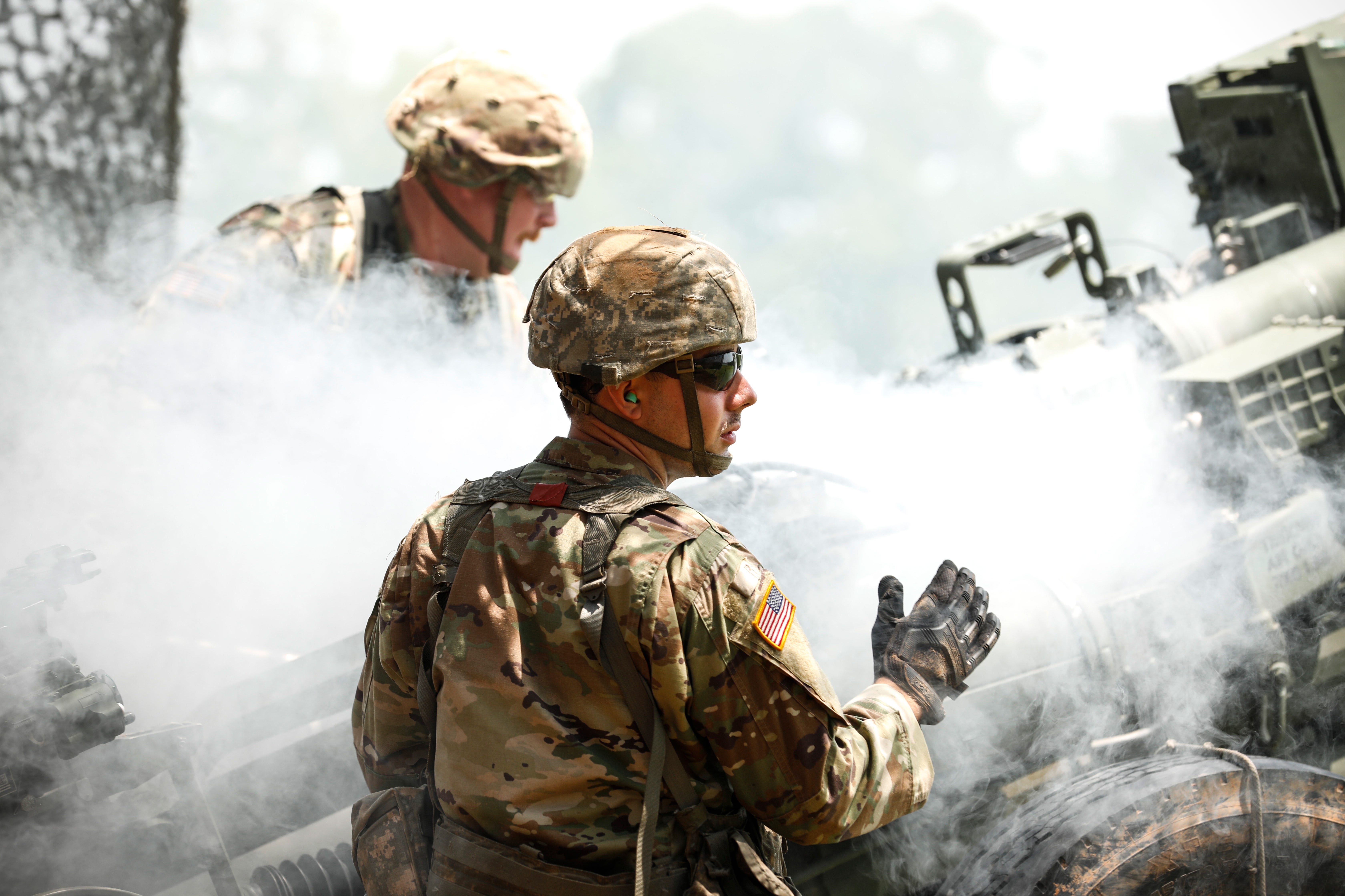 Soldaten der Arkansas National Guard der Charlie Battery des 1. Bataillons des 206. Field Artillery Regiment führen während des jährlichen Trainings auf Fort Chaffee am 11. Juni 2022 ein Training mit der Haubitze M777 durch.