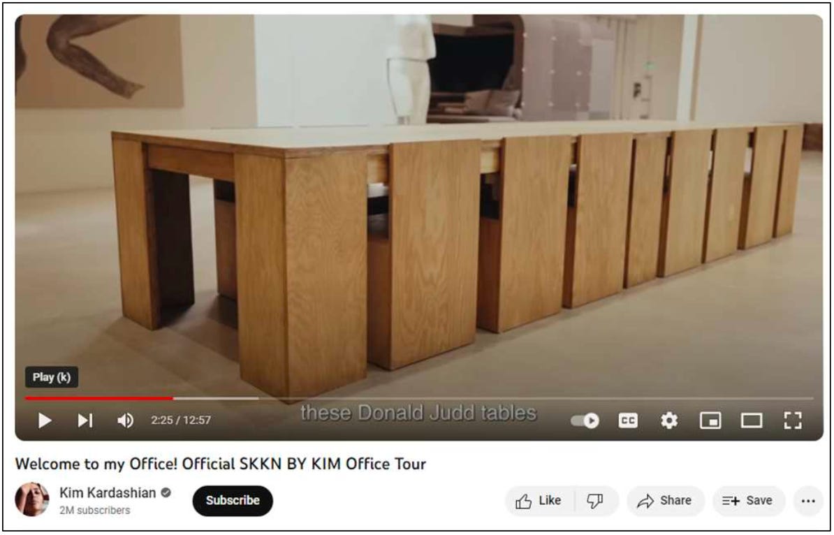 Ein Youtube-Screenshot des Tisches und der Stühle, die Clements Design für Kim Kardashian angefertigt hat