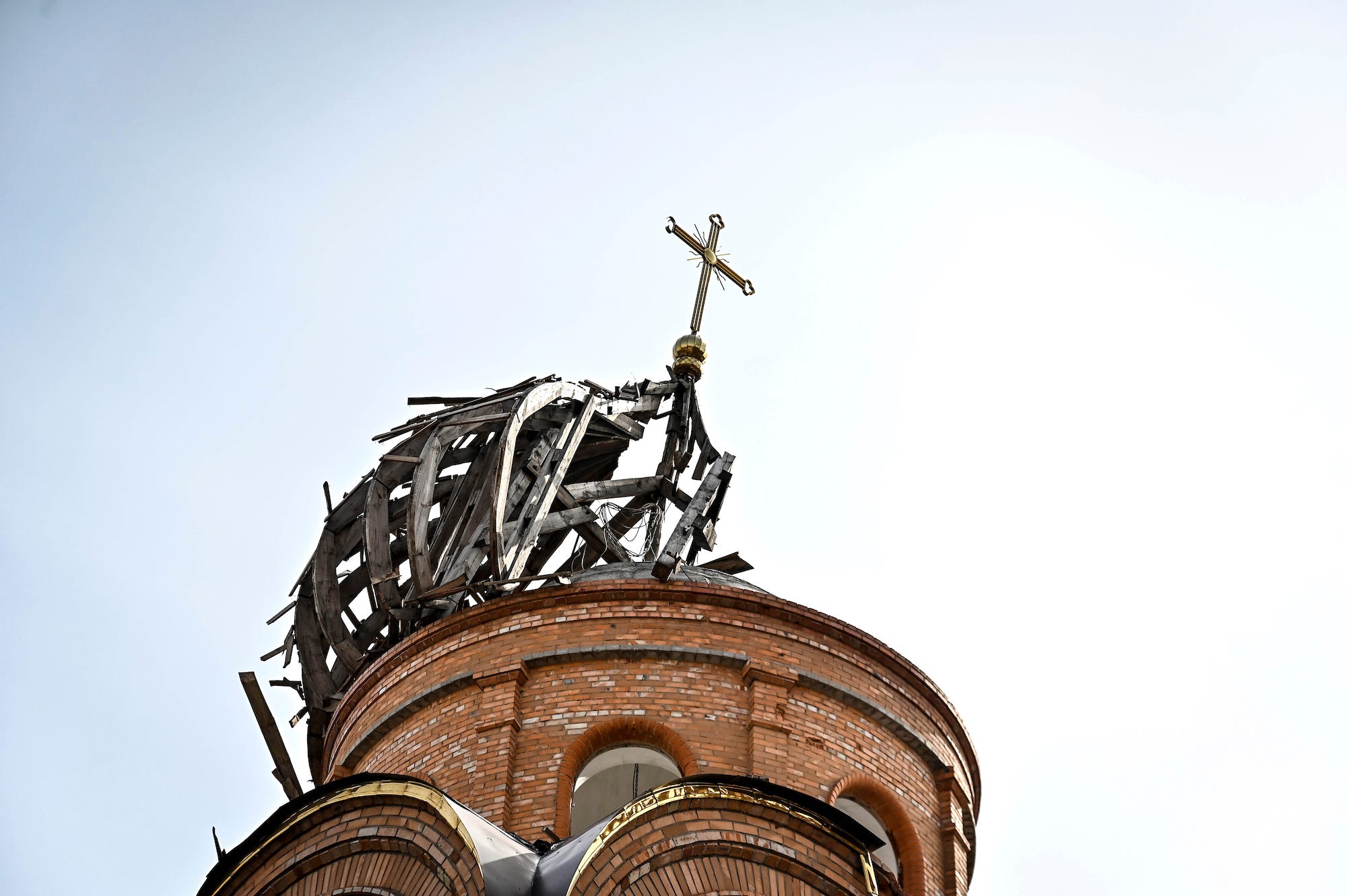 Eine zerstörte Kirchenkuppel in der Ukraine
