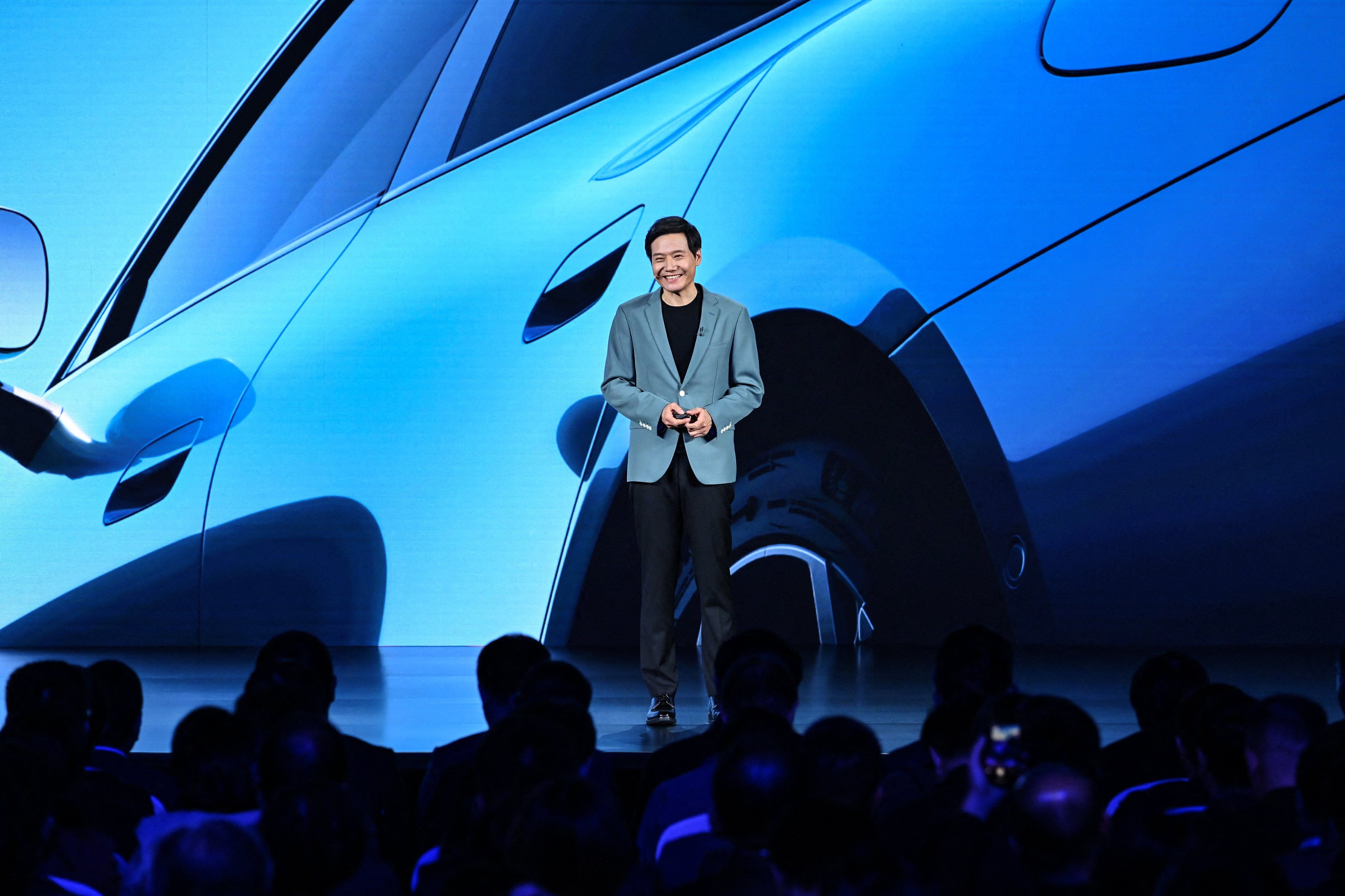 Lei Jun, CEO von Xiaomi, stellt am 28. März in Peking den SU7 EV vor