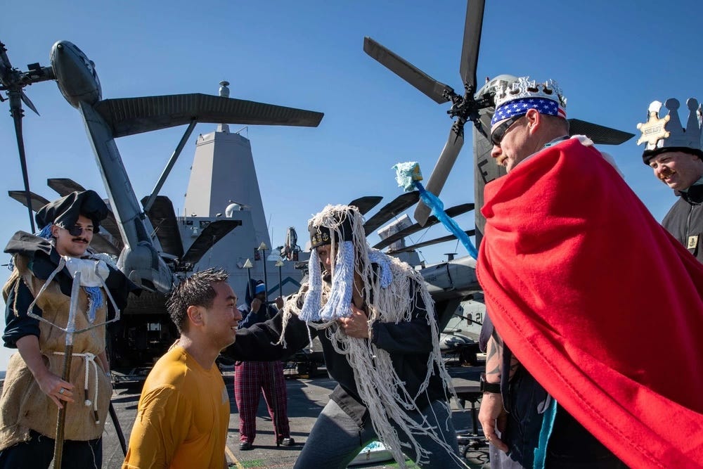 Fähnrich Sehoon Kim wird im Rahmen einer Zeremonie am Polarkreis auf dem Flugdeck der USS Arlington in den „Orden der Blauen Nase“ aufgenommen.