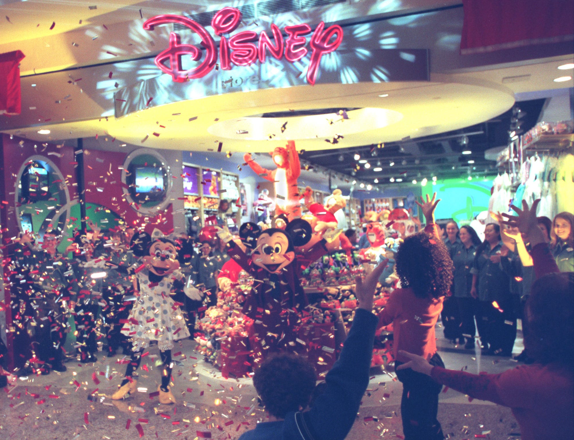 Im Einkaufszentrum South Coast Plaza in Costa Mesa, Kalifornien, wird ein Disney Store eröffnet.