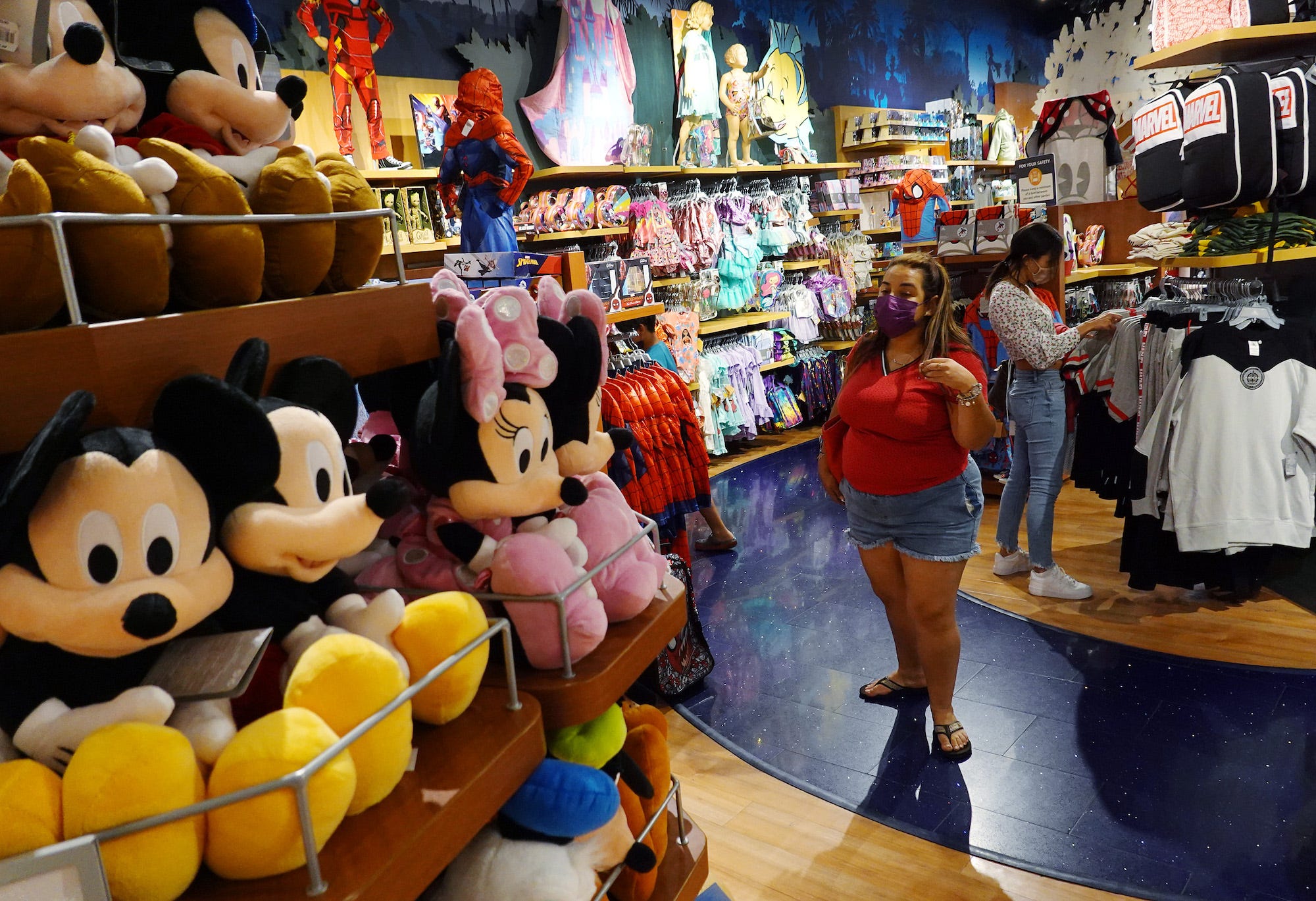 Käufer besuchen 2021 einen schließenden Disney Store in Miami, Florida.
