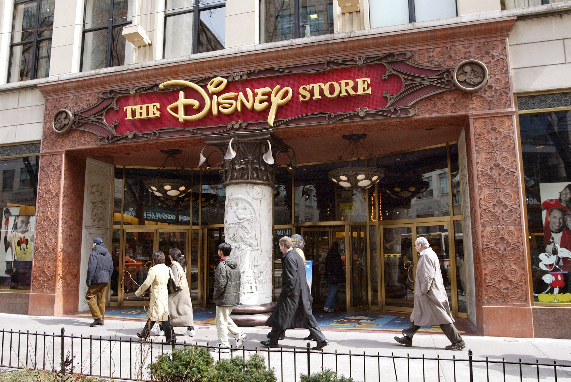 Vor einem Disney Store in Chicago, Illinois, am 15. März 2004.
