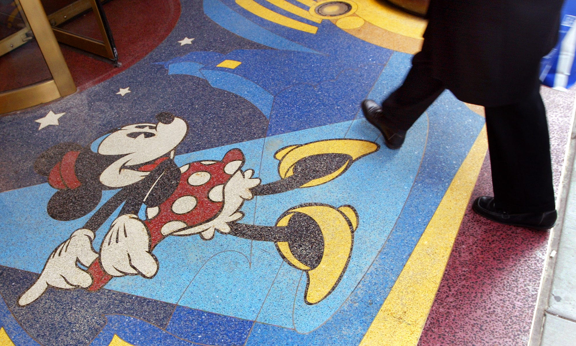 Eine Minnie-Mouse-Fliesenausstellung vor einem Disney Store in Chicago, Illinois, am 15. März 2004.