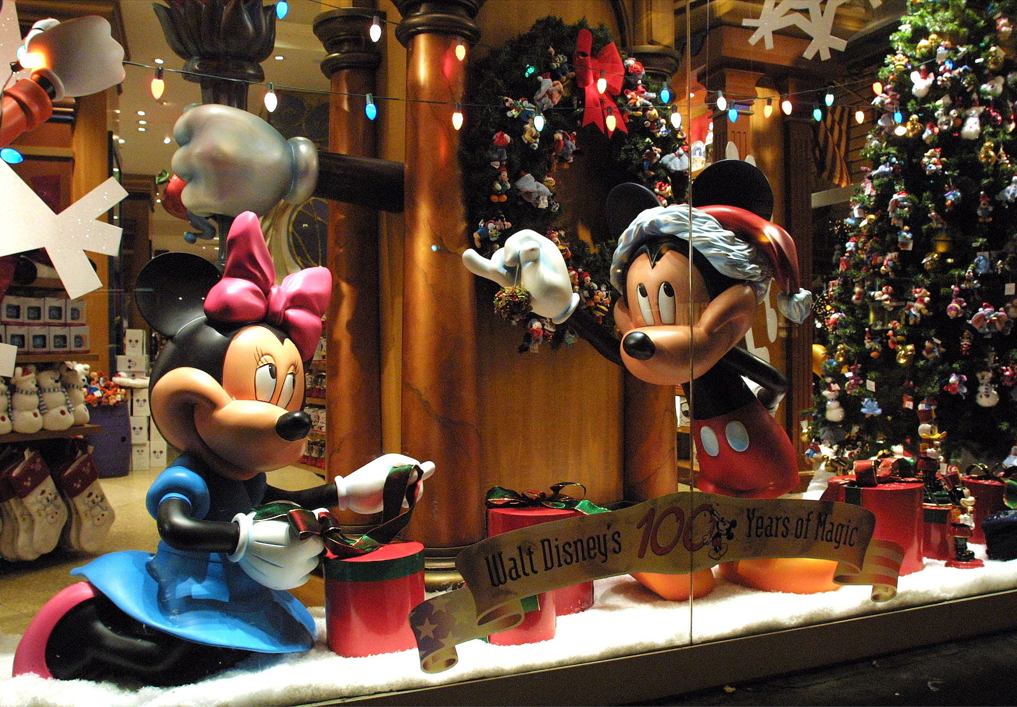 Eine Weihnachtsausstellung in einem Disney Store in New York City am 25. November 2001.