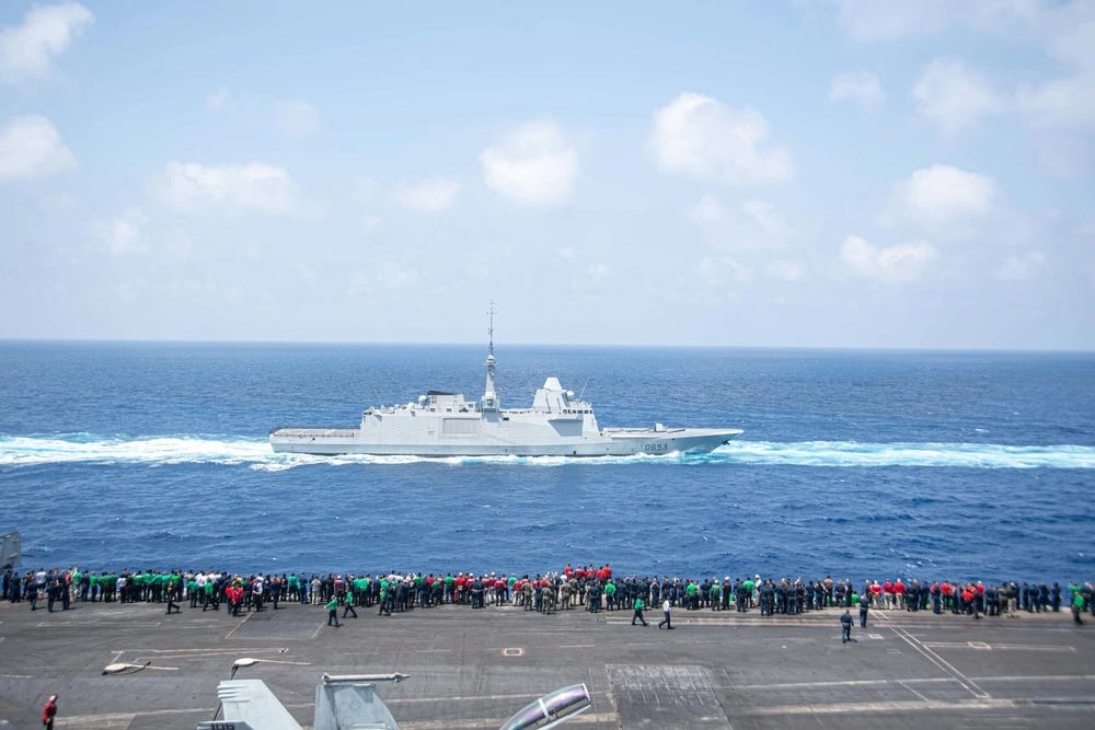 Die Fregatte FS Languedoc der französischen Marine kreuzt neben der USS Harry S. Truman