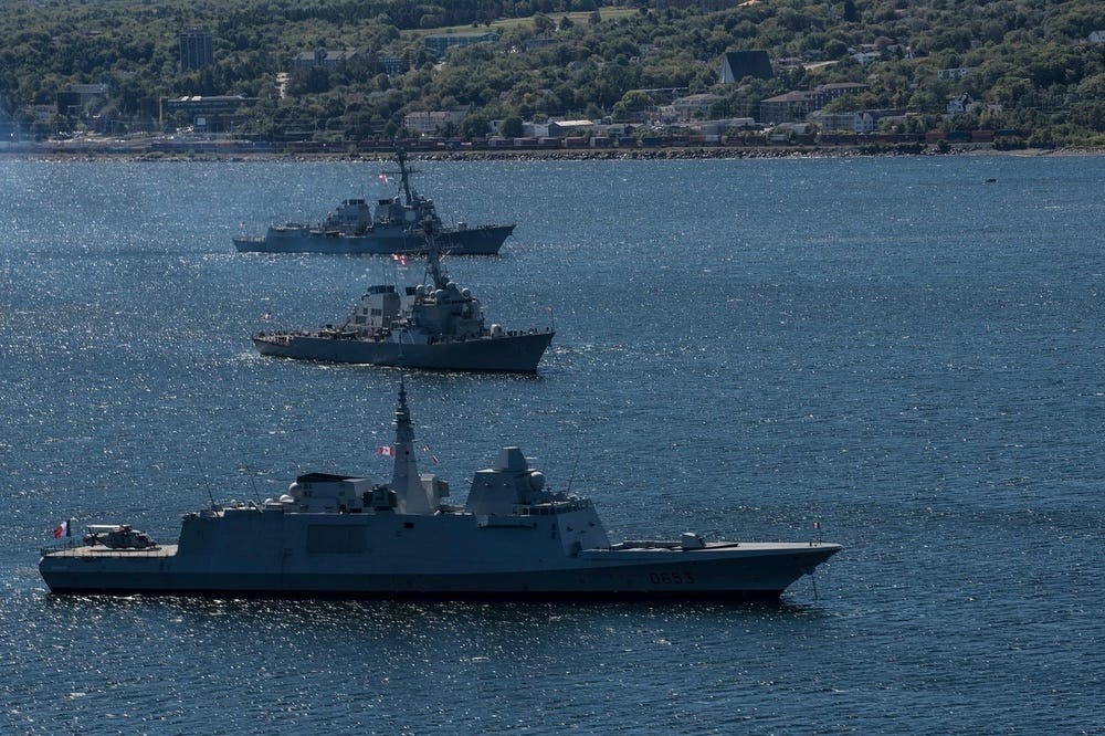 USS Bulkeley und USS Gonzalez, beide Zerstörer der Arleigh-Burke-Klasse der United States Navy, und die FS Languedoc, die Mehrzweckfregatte der französischen Marine