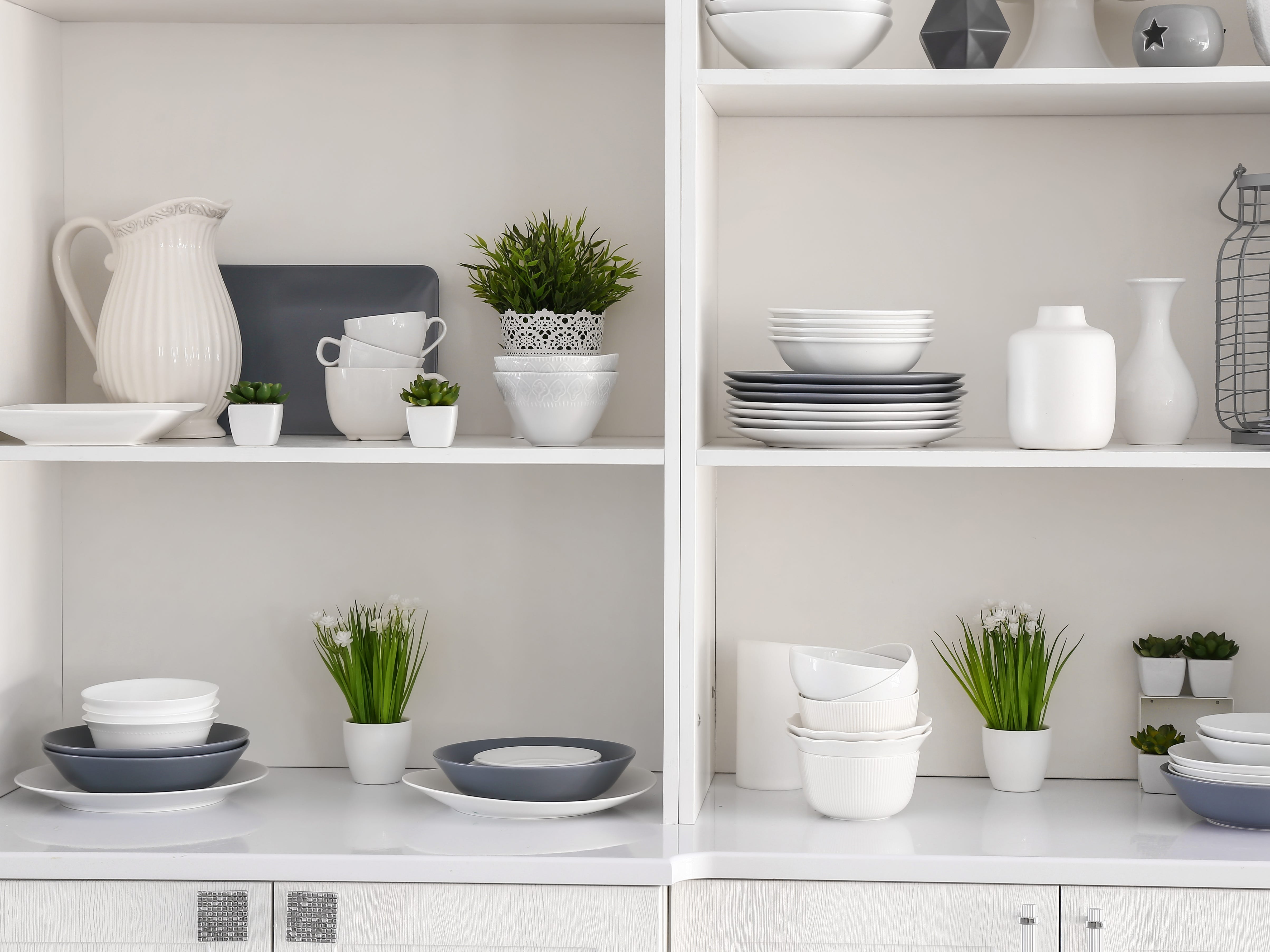Weißes offenes Küchenregal mit Tassen, Tellern und Vasen