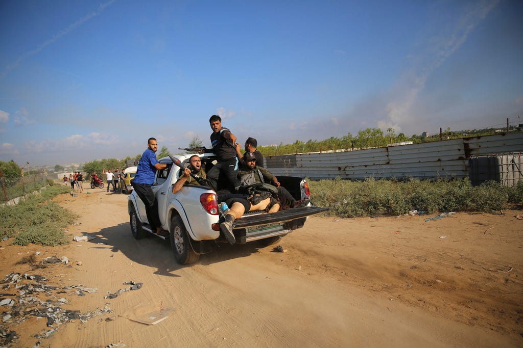 Hamas-Kämpfer fahren mit der Leiche von Shani Louk zurück in den Gazastreifen.