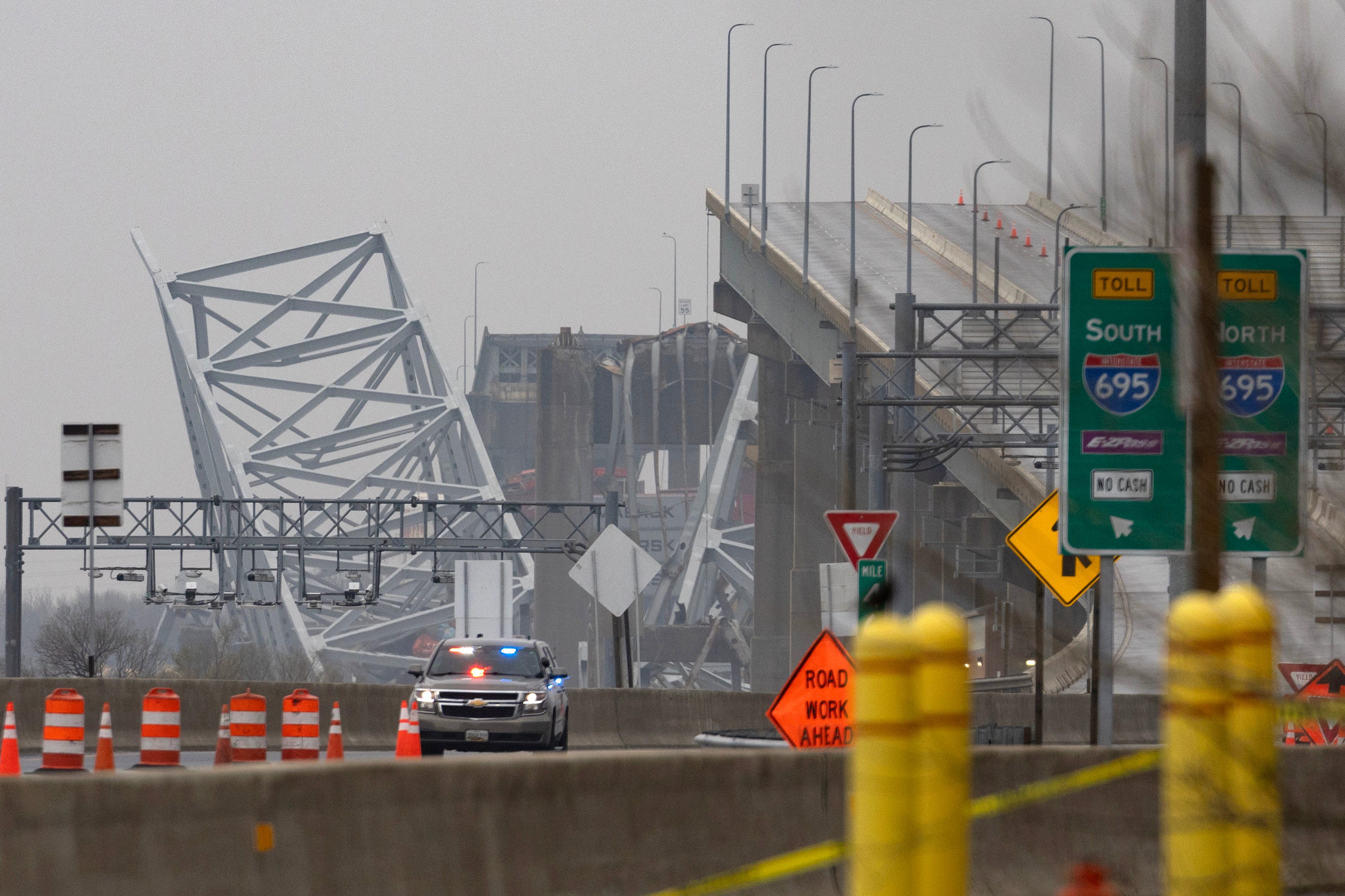 Die Polizei blockiert am 29. März 2024 einen Eingang zur Francis Scott Key Bridge in Baltimore, Maryland.