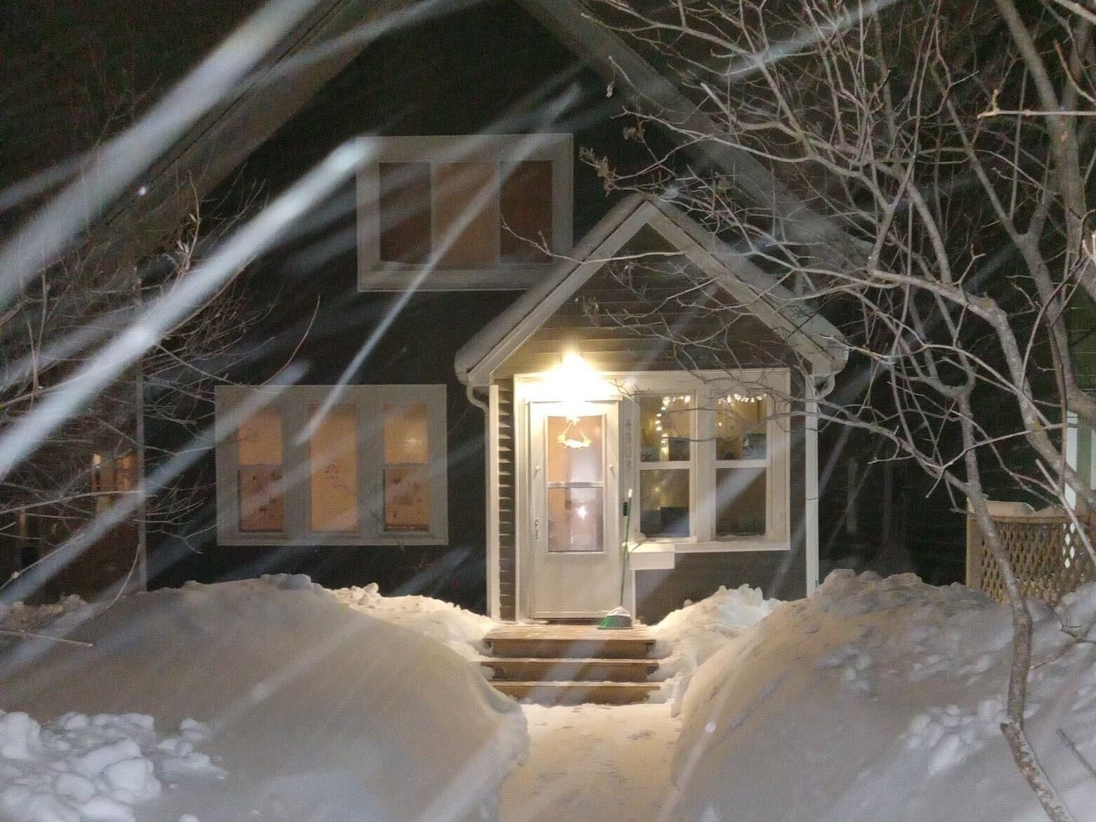 Das Haus der Familie in einer Winternacht.