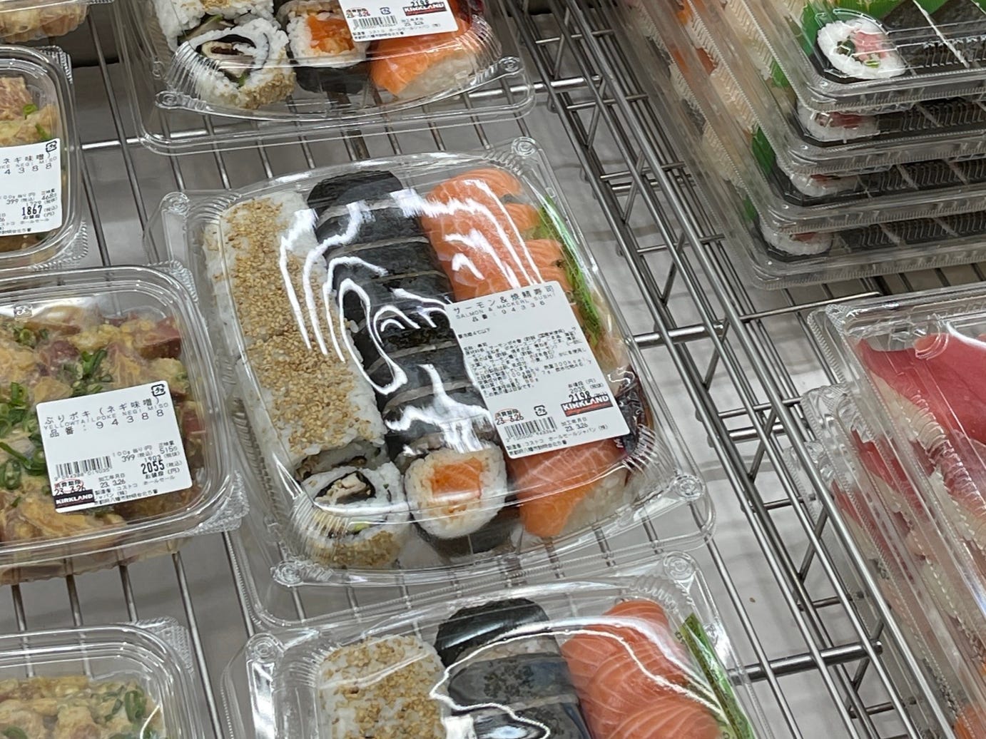 Sushi ist wahrscheinlich eines der Dinge, nach denen die meisten Leute in einem japanischen Costco suchen, aber überraschenderweise gab es nur zwei Optionen: eine kleinere Option mit Lachs- und Makrelen-Sushi …