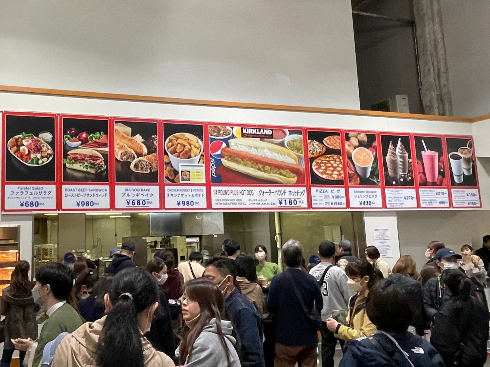 Der Food Court von Costco ist ganz anders als der in den USA.  In Japan gibt es viel mehr Möglichkeiten.