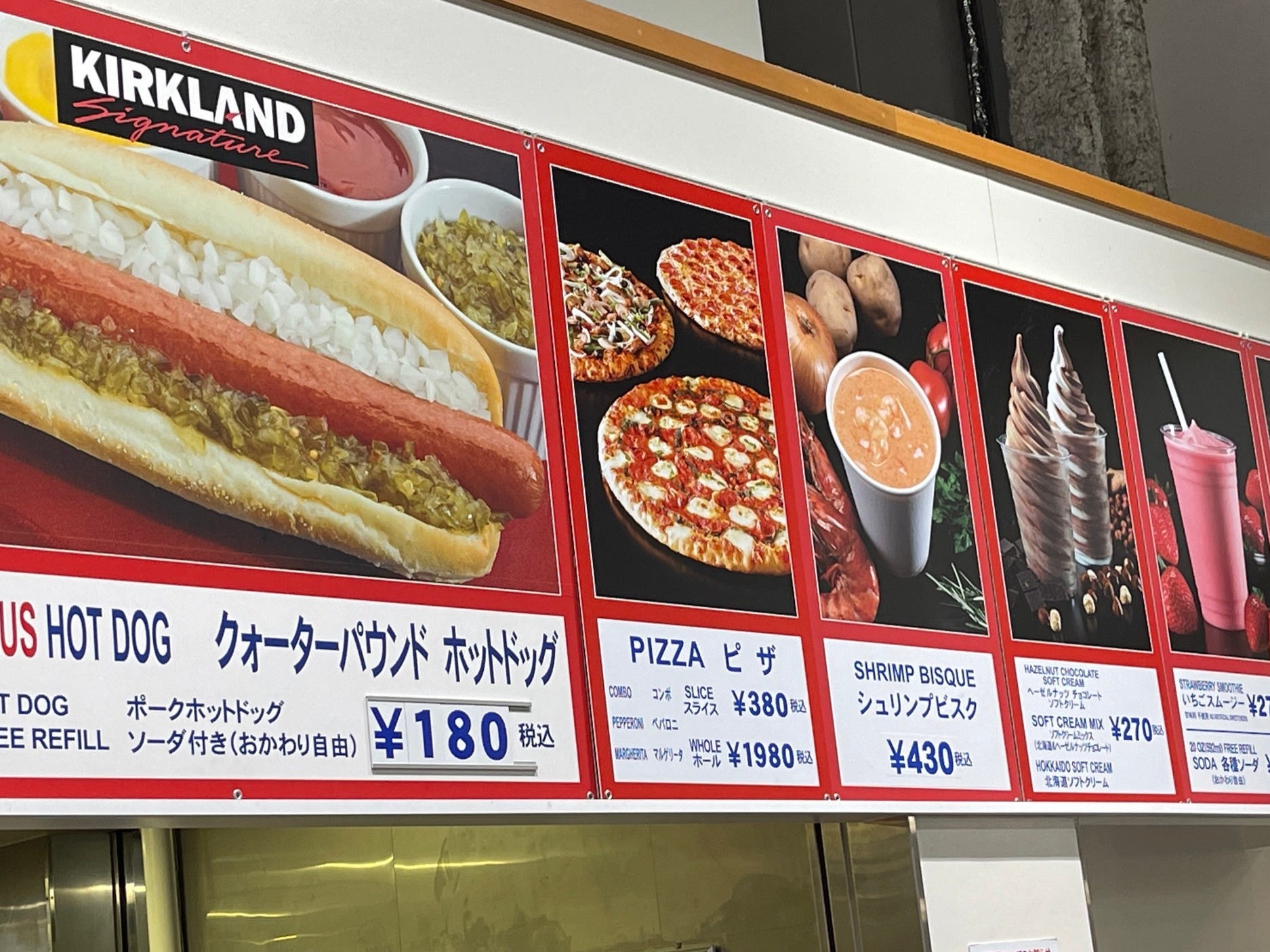 Der Hotdog kostet technisch gesehen immer noch 1,50 US-Dollar, wenn man japanische Yen in US-Dollar umrechnet, und man hat die üblichen Grundnahrungsmittel Hotdog, Pizza, Kaffee, Eis und Smoothies – alles normale Dinge, die man in den USA sieht.