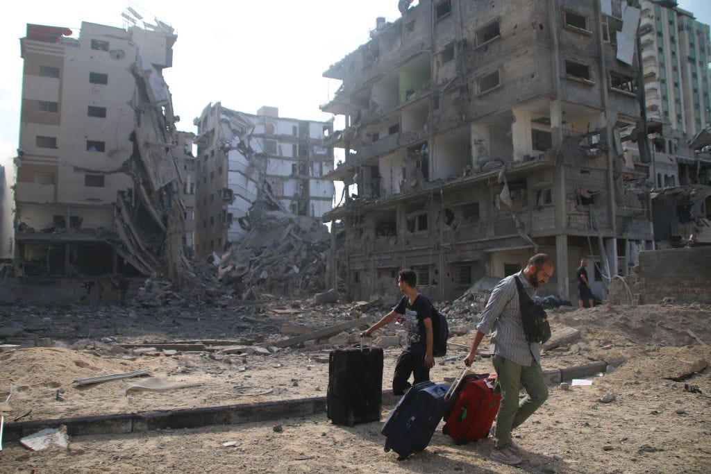Palästinensische Bürger evakuieren ihre durch israelische Luftangriffe beschädigten Häuser