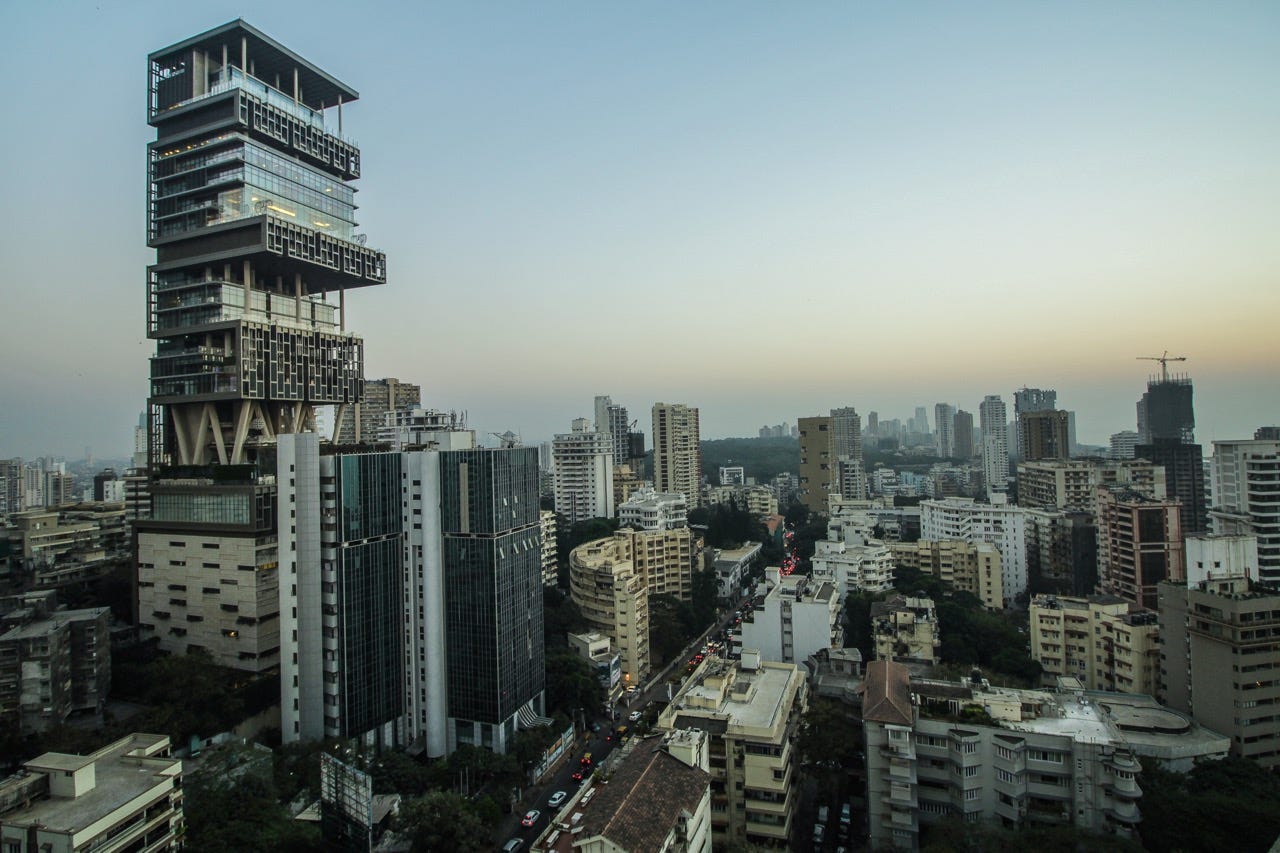 Der Antilia Tower erhebt sich hoch über der Skyline von Mumbai