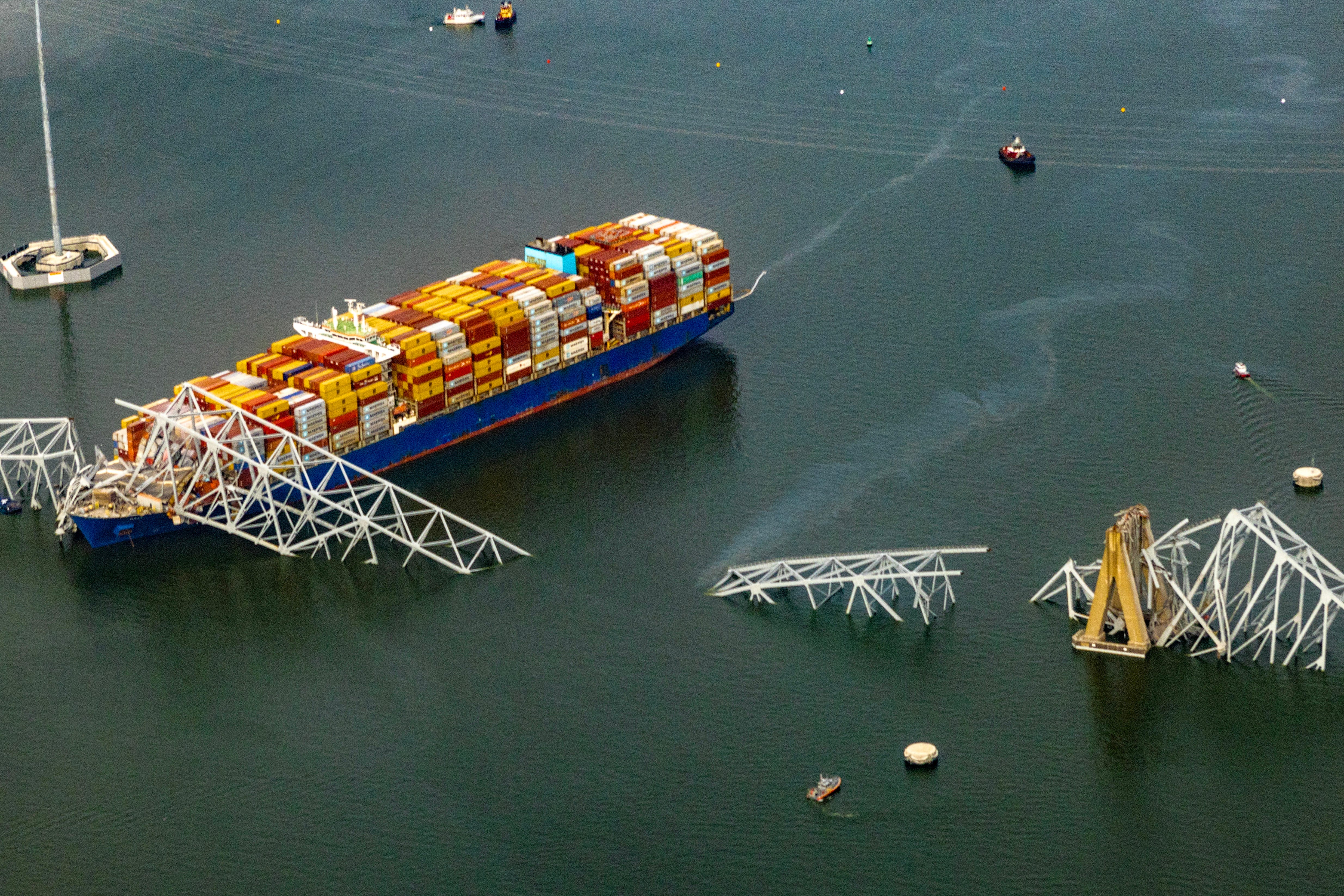 In einer Luftaufnahme liegt das Frachtschiff Dali im Wasser, nachdem es am 26. März 2024 in Baltimore, Maryland, gegen die Francis Scott Key Bridge gefahren ist und diese eingestürzt ist.